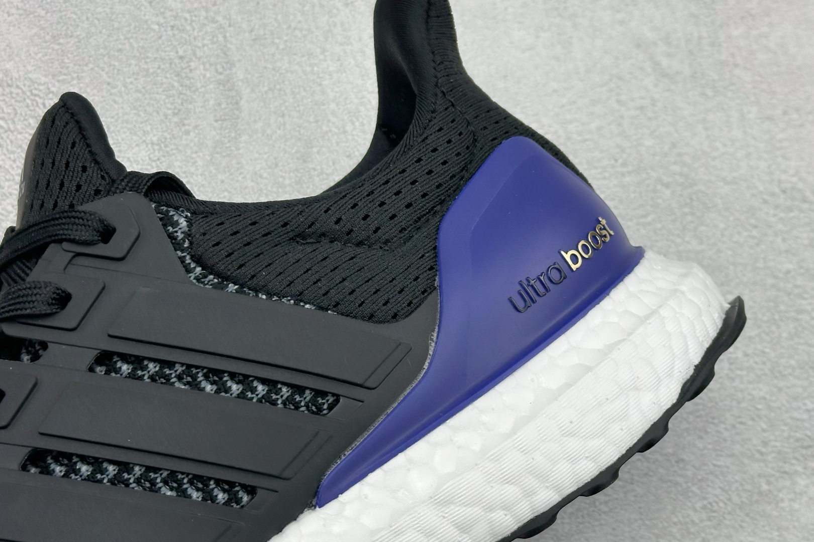 RS版Adidas Ultraboost 阿迪达斯 耐磨缓震休闲运动跑鞋 采用网材搭配反光皮革鞋面 配上
