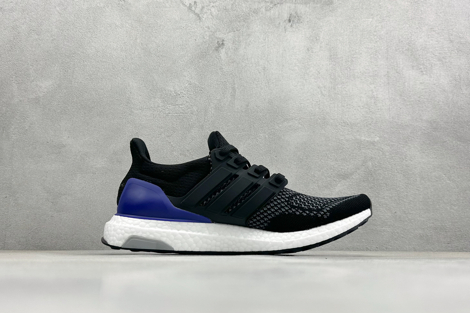 RS版Adidas Ultraboost 阿迪达斯 耐磨缓震休闲运动跑鞋 采用网材搭配反光皮革鞋面 配上