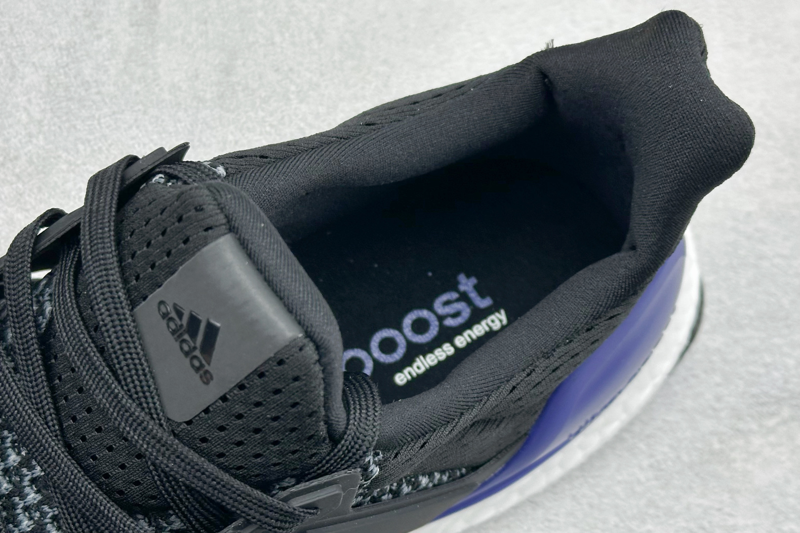 RS版Adidas Ultraboost 阿迪达斯 耐磨缓震休闲运动跑鞋 采用网材搭配反光皮革鞋面 配上