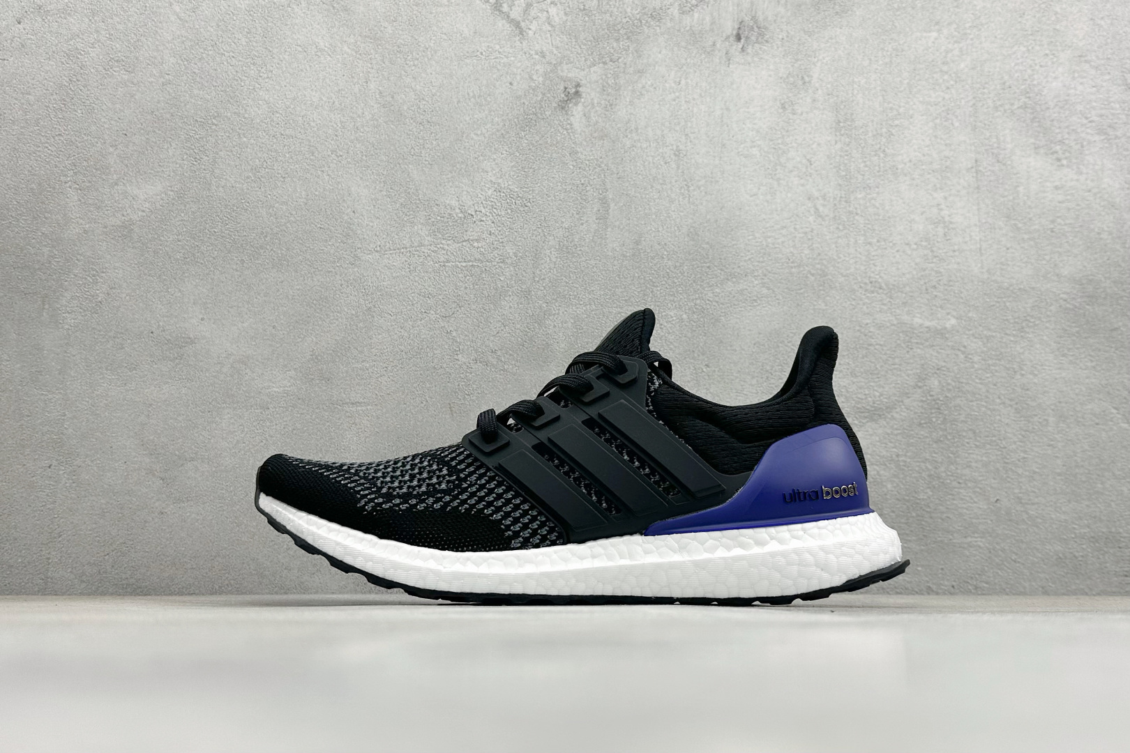 RS版Adidas Ultraboost 阿迪达斯 耐磨缓震休闲运动跑鞋 采用网材搭配反光皮革鞋面 配上