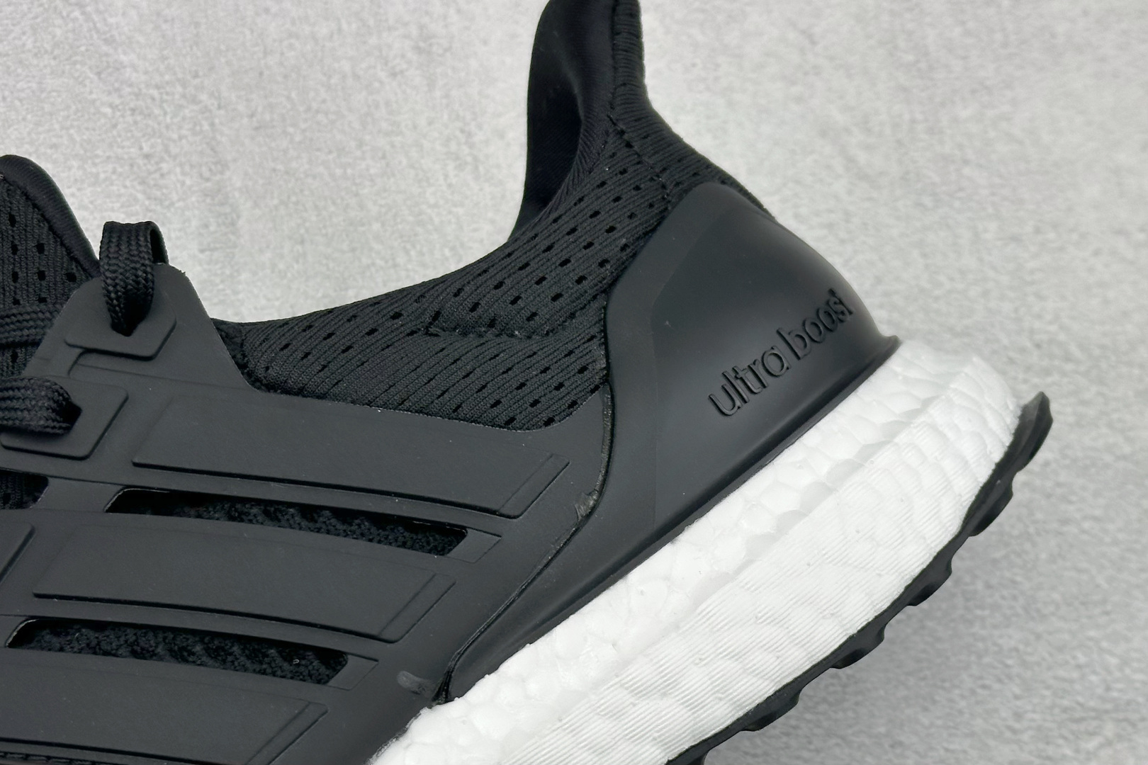RS版Adidas Ultraboost 阿迪达斯 耐磨缓震休闲运动跑鞋 采用网材搭配反光皮革鞋面 配上