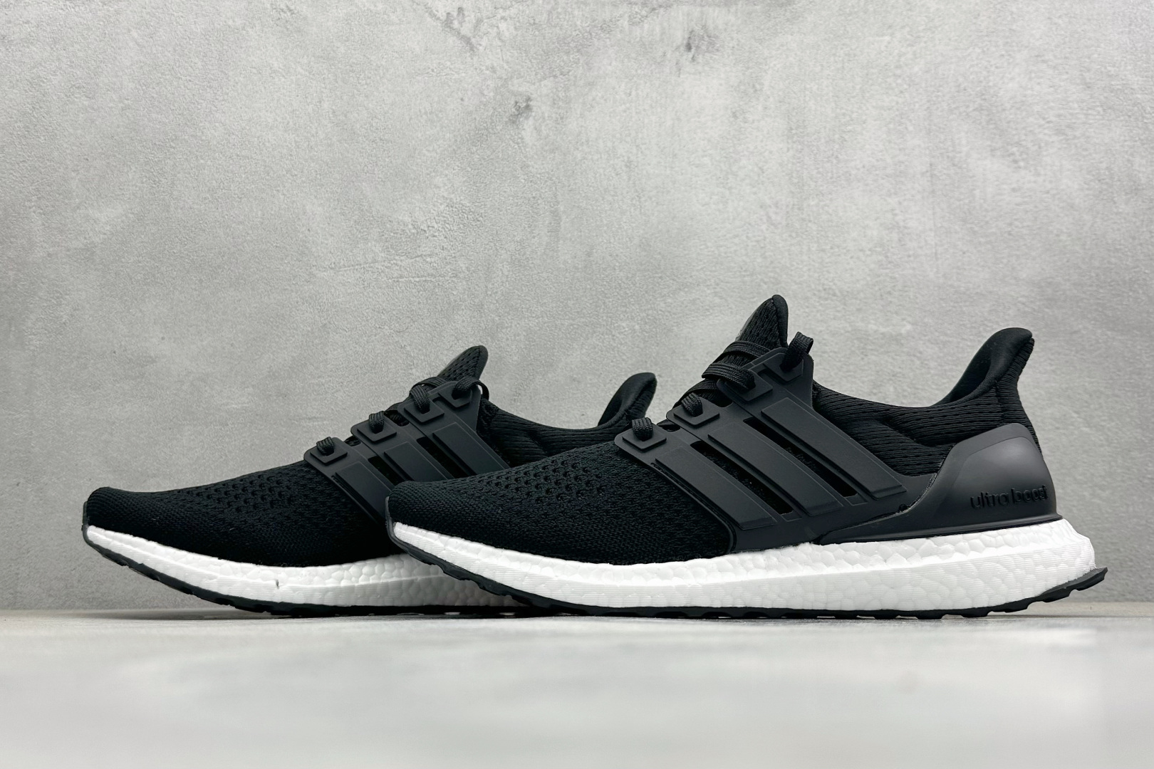 RS版Adidas Ultraboost 阿迪达斯 耐磨缓震休闲运动跑鞋 采用网材搭配反光皮革鞋面 配上