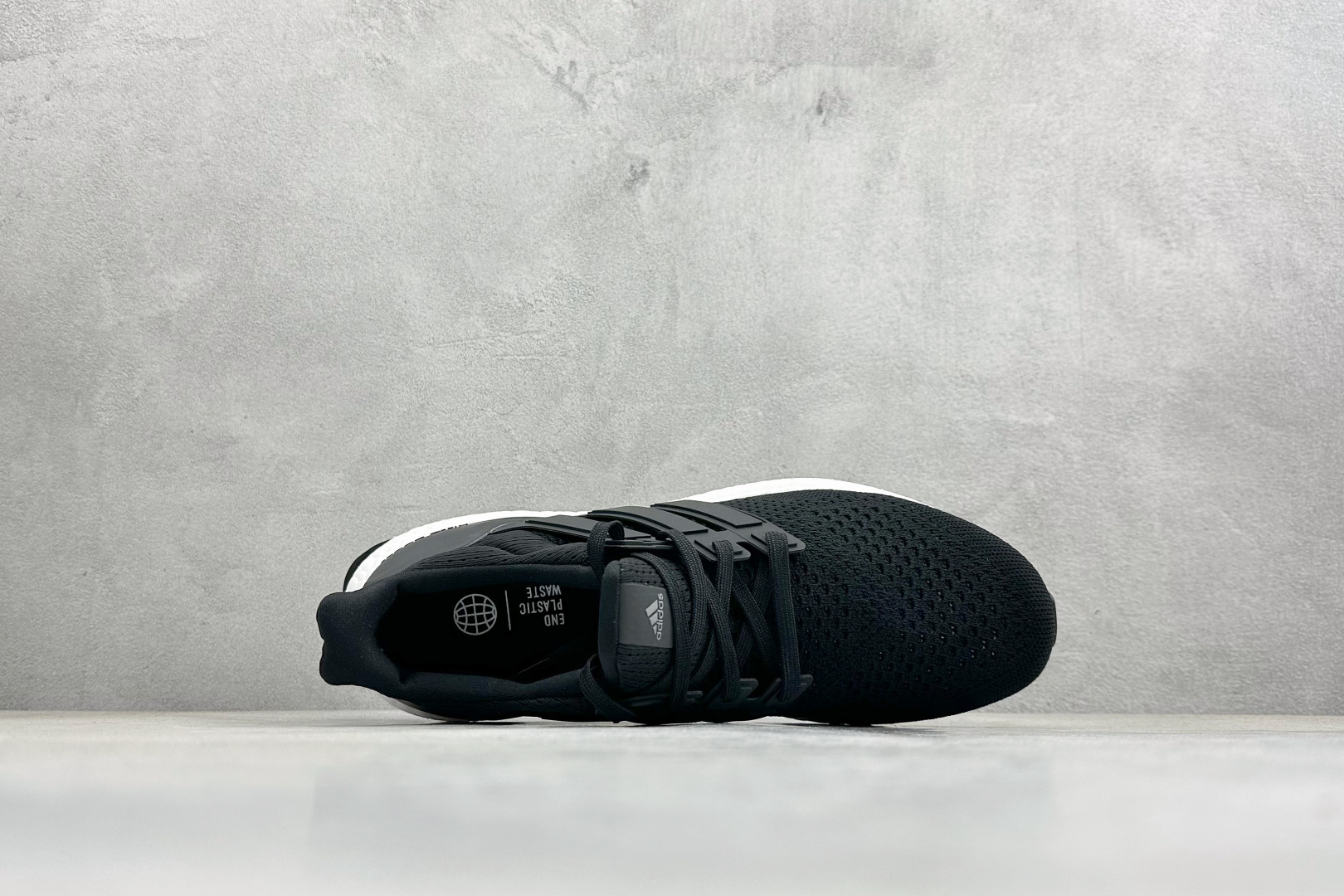 RS版Adidas Ultraboost 阿迪达斯 耐磨缓震休闲运动跑鞋 采用网材搭配反光皮革鞋面 配上