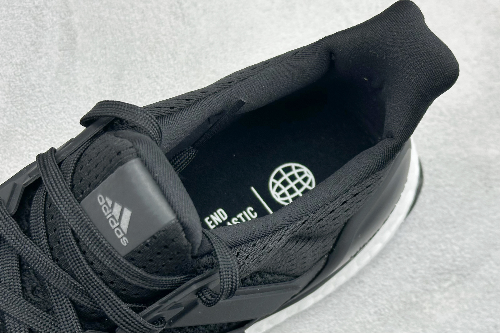 RS版Adidas Ultraboost 阿迪达斯 耐磨缓震休闲运动跑鞋 采用网材搭配反光皮革鞋面 配上