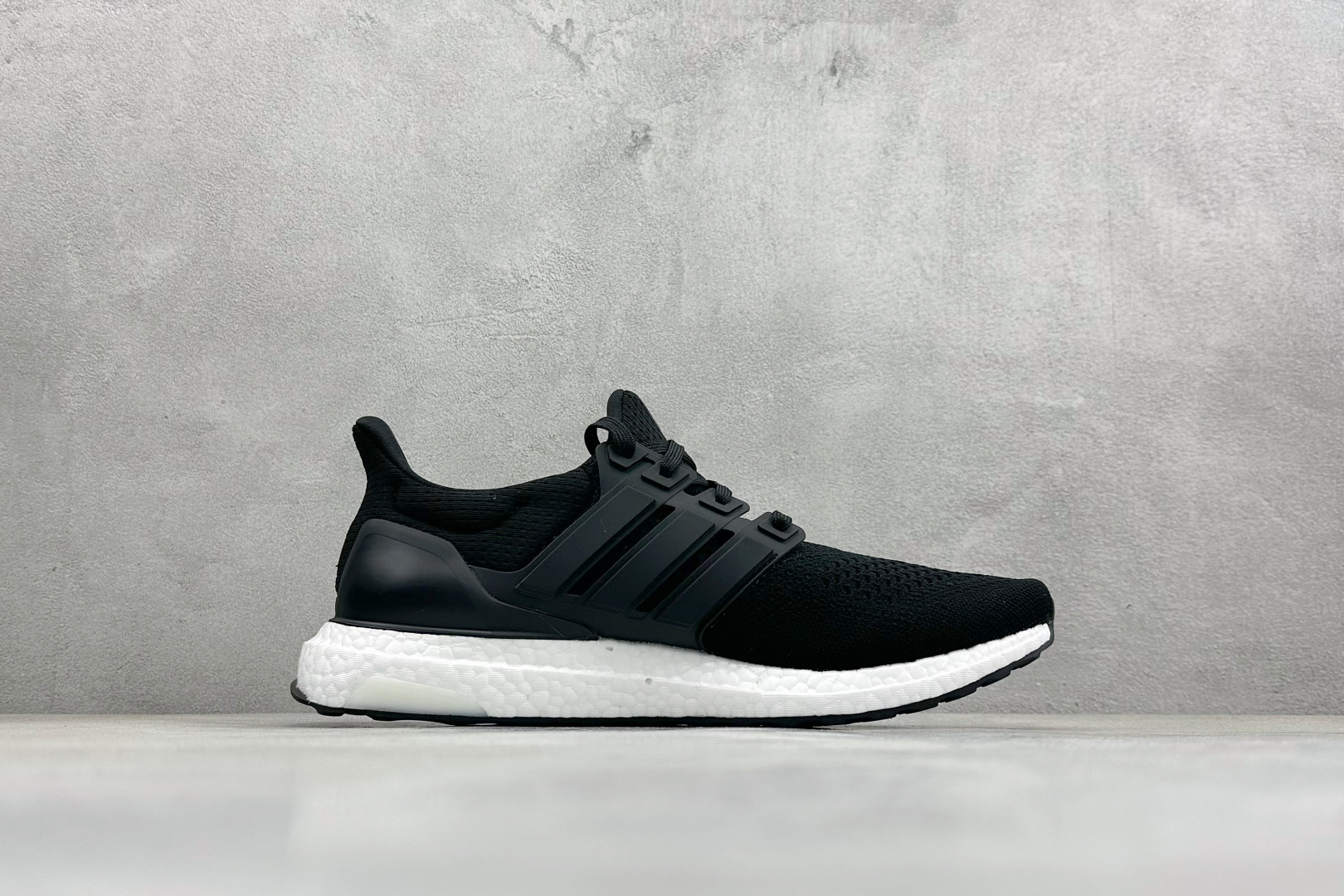 RS版Adidas Ultraboost 阿迪达斯 耐磨缓震休闲运动跑鞋 采用网材搭配反光皮革鞋面 配上
