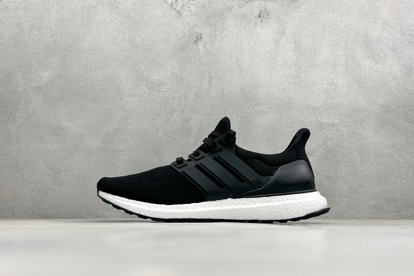 RS版Adidas Ultraboost 阿迪达斯 耐磨缓震休闲运动跑鞋 采用网材搭配反光皮革鞋面 配上