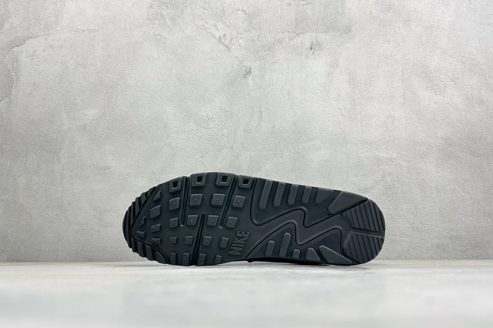 NIke Air 90小气垫运动鞋 融合经典设计线条和丰富材质 IF0670-002 NIke Air 90小气垫运动鞋 融合经典设计线条和丰富材质 IF0670-002