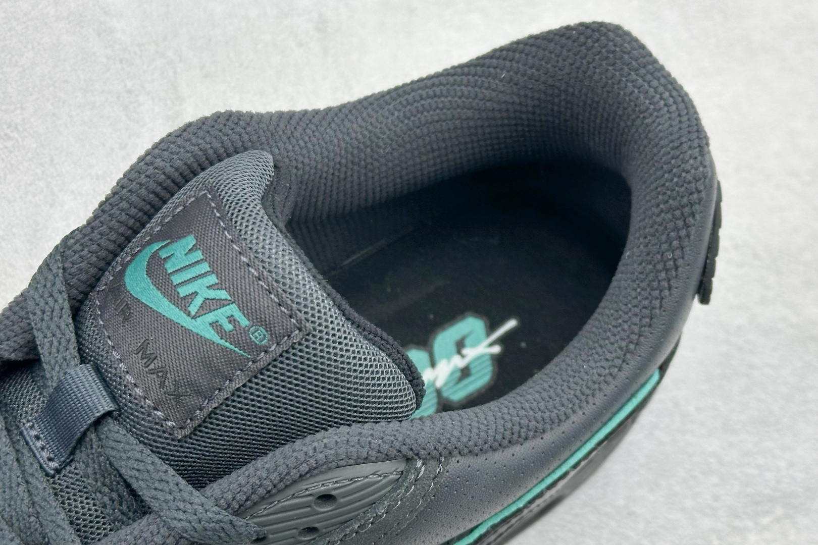 NIke Air 90小气垫运动鞋 融合经典设计线条和丰富材质 IF0670-002 NIke Air 90小气垫运动鞋 融合经典设计线条和丰富材质 IF0670-002