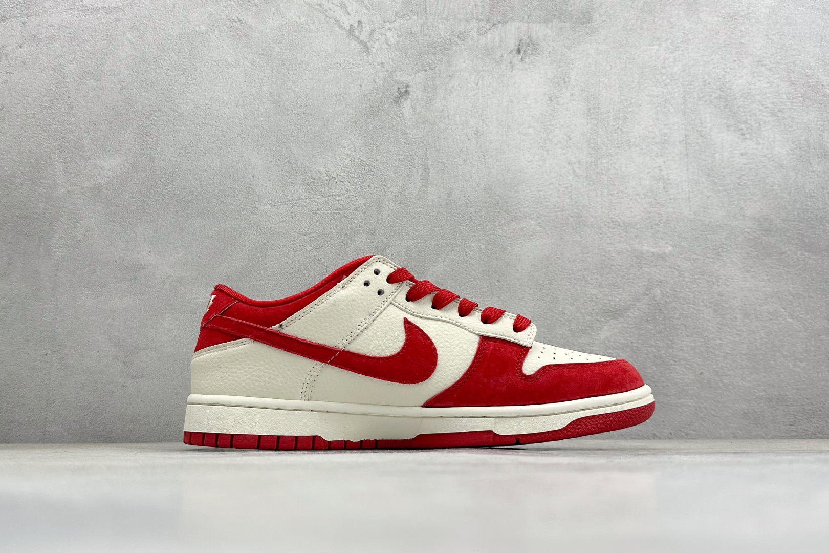 Nike SB Dunk Low“ 马年限定------白红金祥云” SD8888-008 Nike SB Dunk Low“ 马年限定------白红金祥云” SD8888-008
