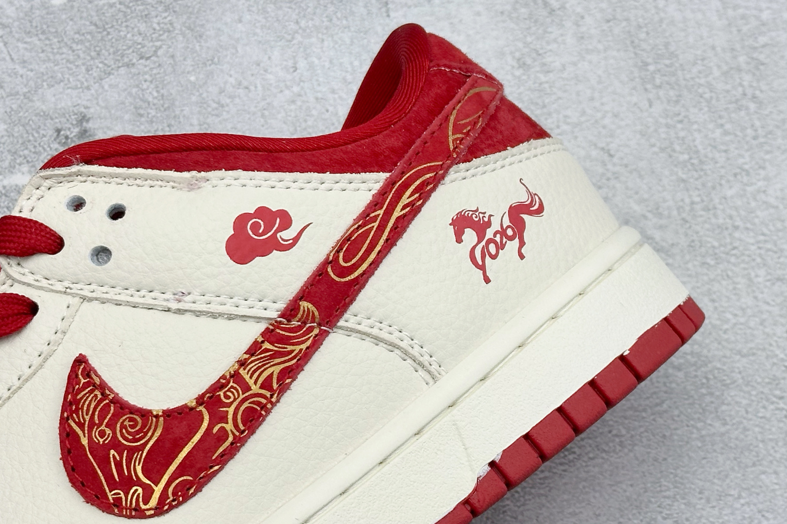 Nike SB Dunk Low“ 马年限定------白红金祥云” SD8888-008 Nike SB Dunk Low“ 马年限定------白红金祥云” SD8888-008