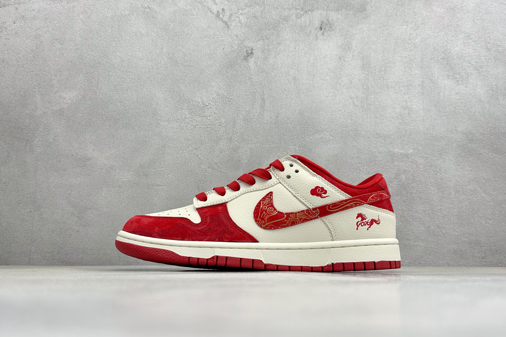 Nike SB Dunk Low“ 马年限定——白红金祥云” SD8888-008 Nike SB Dunk Low“ 马年限定——白红金祥云” SD8888-008