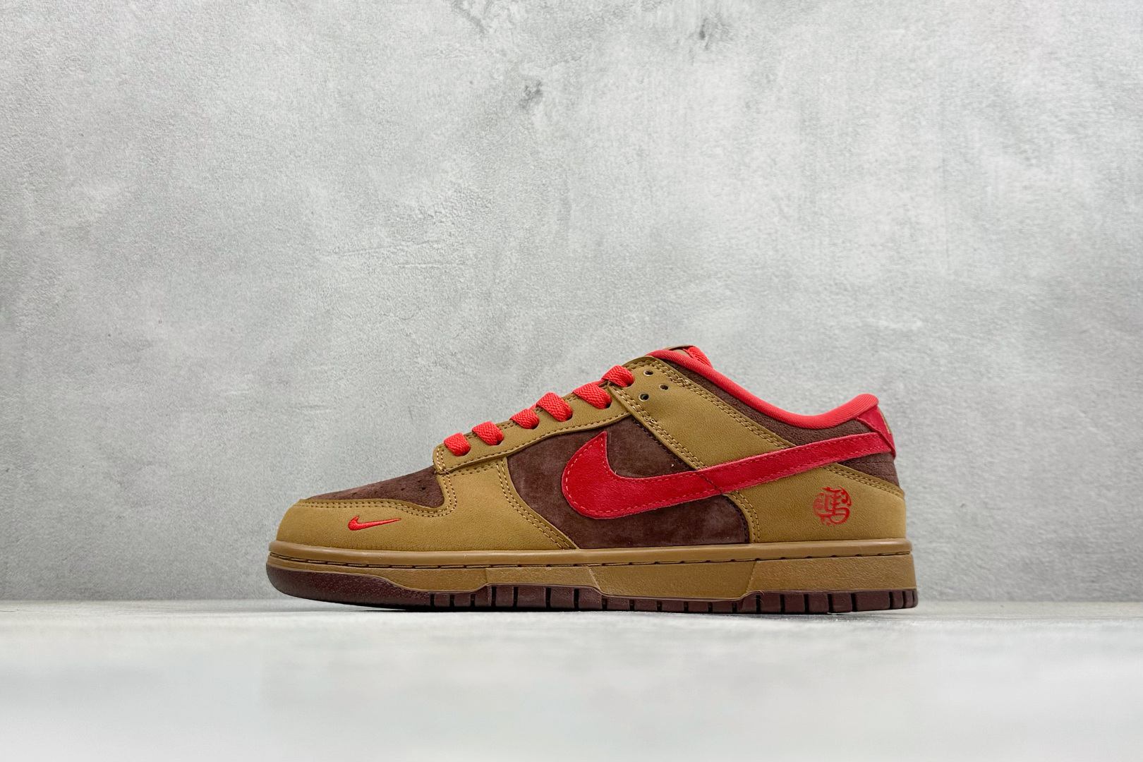 Nike SB Dunk Low ”马年限定款“——黄棕红” 高端定制 低帮休闲板鞋 YF9511-926 Nike SB Dunk Low ”马年限定款“——黄棕红” 高端定制 低帮休闲板鞋 YF9511-926