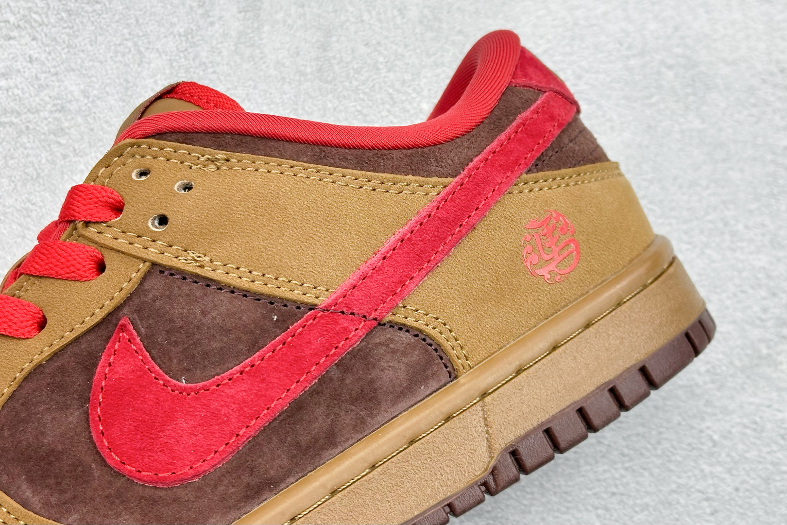 Nike SB Dunk Low ”马年限定款“——黄棕红” 高端定制 低帮休闲板鞋 YF9511-926 Nike SB Dunk Low ”马年限定款“——黄棕红” 高端定制 低帮休闲板鞋 YF9511-926