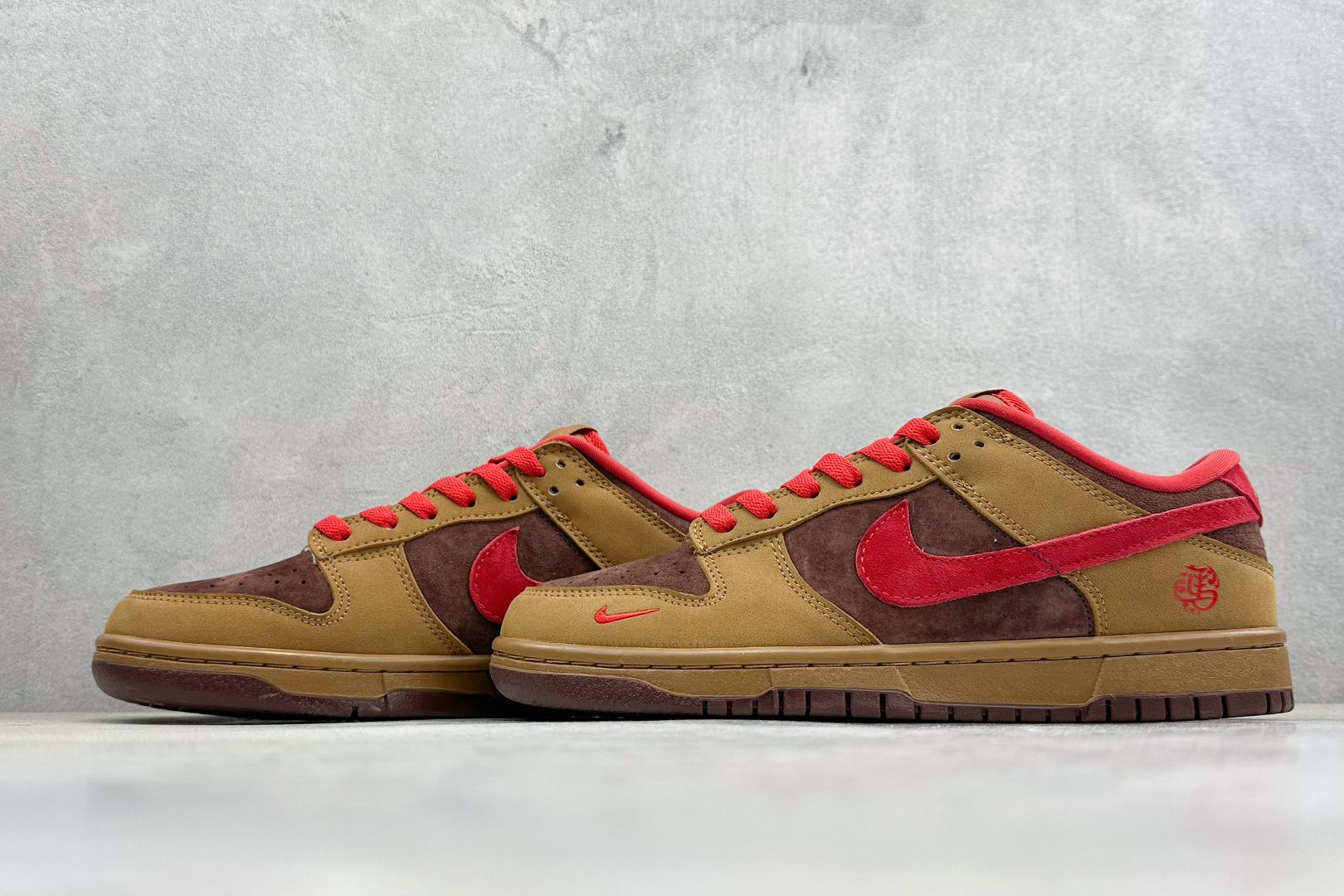Nike SB Dunk Low ”马年限定款“——黄棕红” 高端定制 低帮休闲板鞋 YF9511-926 Nike SB Dunk Low ”马年限定款“——黄棕红” 高端定制 低帮休闲板鞋 YF9511-926