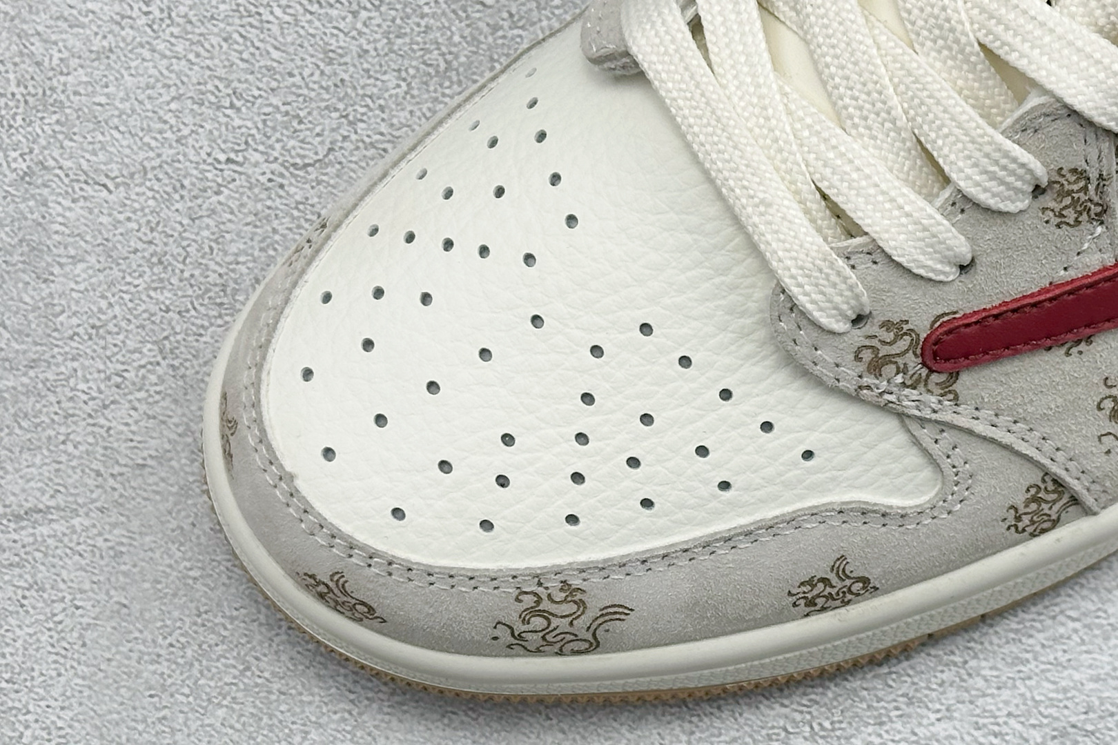 马年限定 TS x Air Jordan AJ1 Low 米白+酒红配色的花纹细节完美融合 DF61-9005 马年限定 TS x Air Jordan AJ1 Low 米白+酒红配色的花纹细节完美融合 DF61-9005