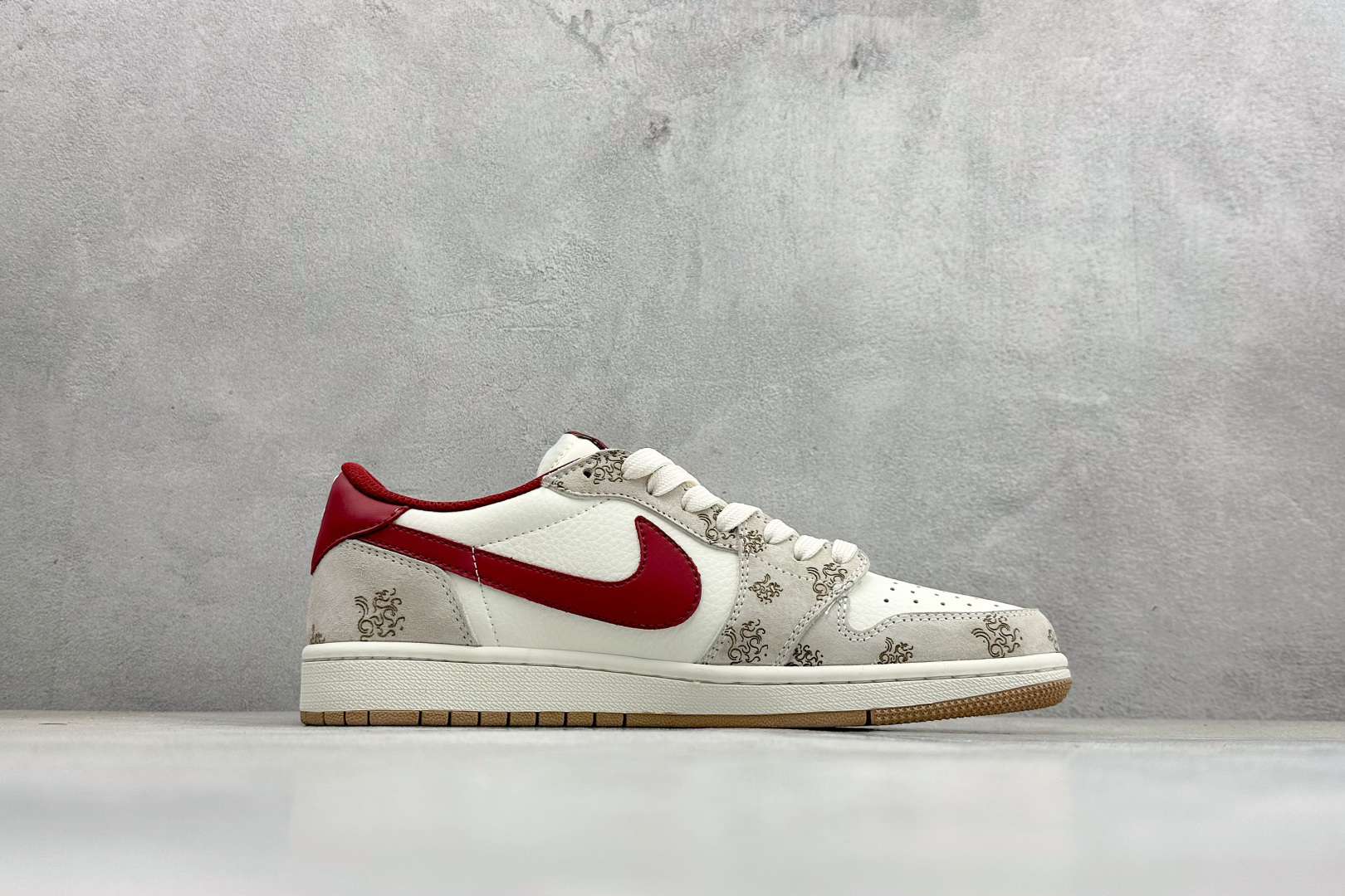 马年限定 TS x Air Jordan AJ1 Low 米白+酒红配色的花纹细节完美融合 DF61-9005 马年限定 TS x Air Jordan AJ1 Low 米白+酒红配色的花纹细节完美融合 DF61-9005