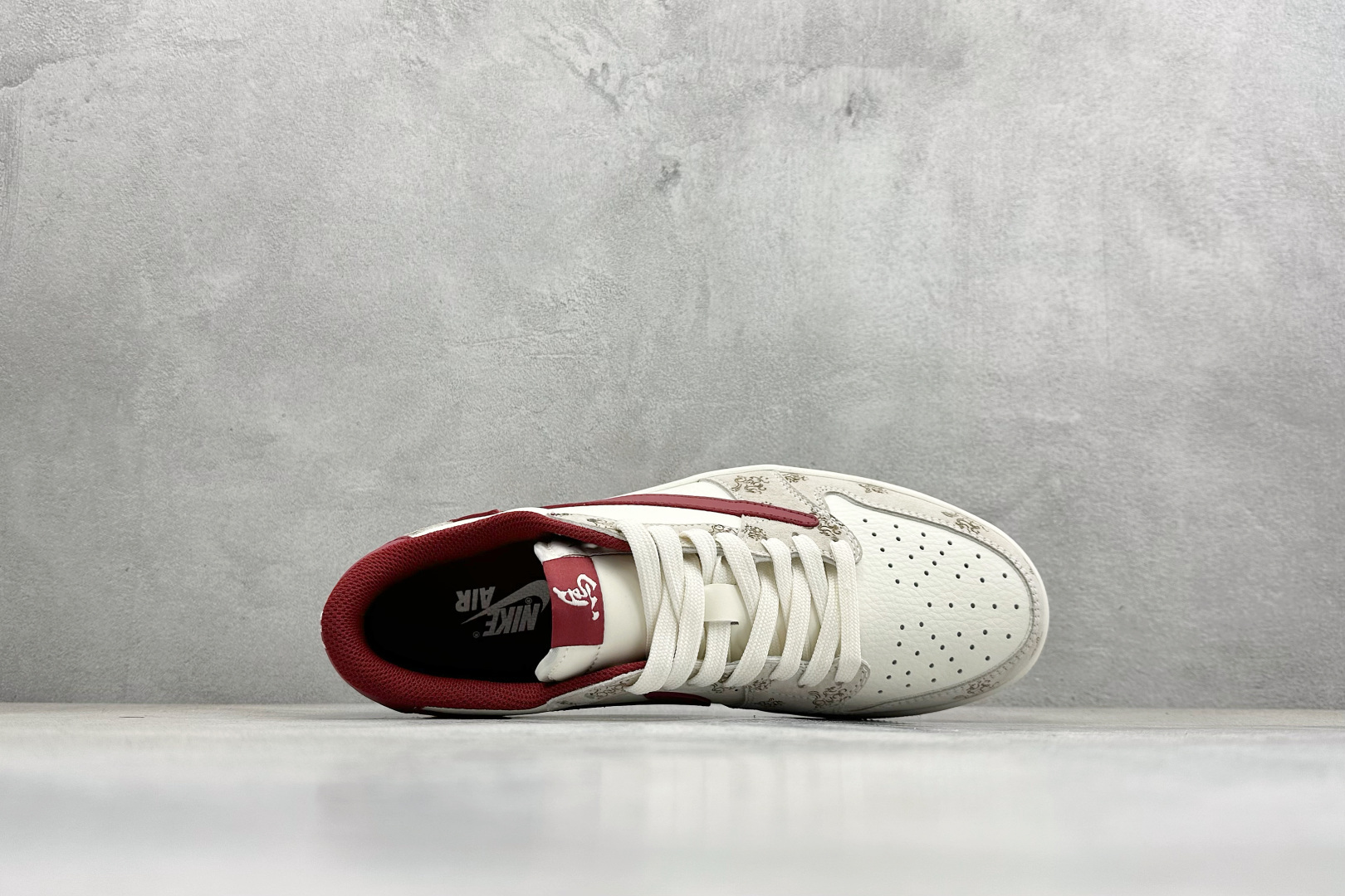 马年限定 TS x Air Jordan AJ1 Low 米白+酒红配色的花纹细节完美融合 DF61-9005 马年限定 TS x Air Jordan AJ1 Low 米白+酒红配色的花纹细节完美融合 DF61-9005