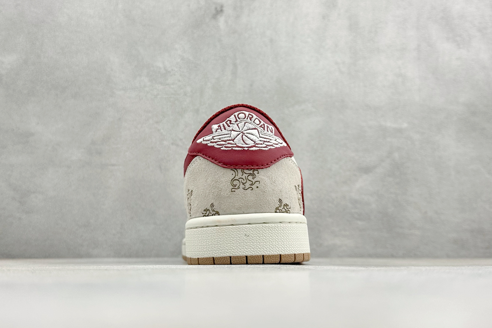 马年限定 TS x Air Jordan AJ1 Low 米白+酒红配色的花纹细节完美融合 DF61-9005 马年限定 TS x Air Jordan AJ1 Low 米白+酒红配色的花纹细节完美融合 DF61-9005