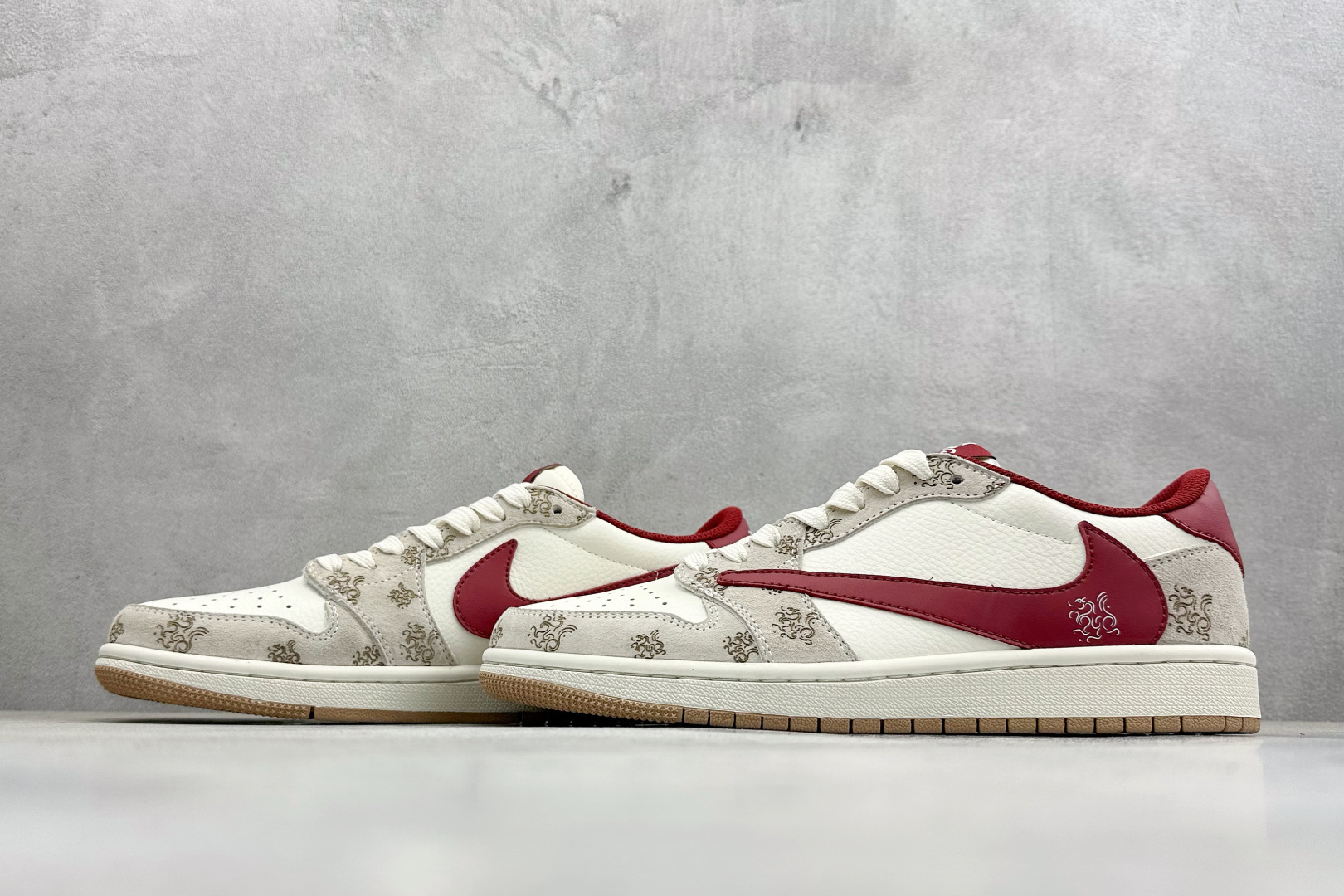 马年限定 TS x Air Jordan AJ1 Low 米白+酒红配色的花纹细节完美融合 DF61-9005 马年限定 TS x Air Jordan AJ1 Low 米白+酒红配色的花纹细节完美融合 DF61-9005