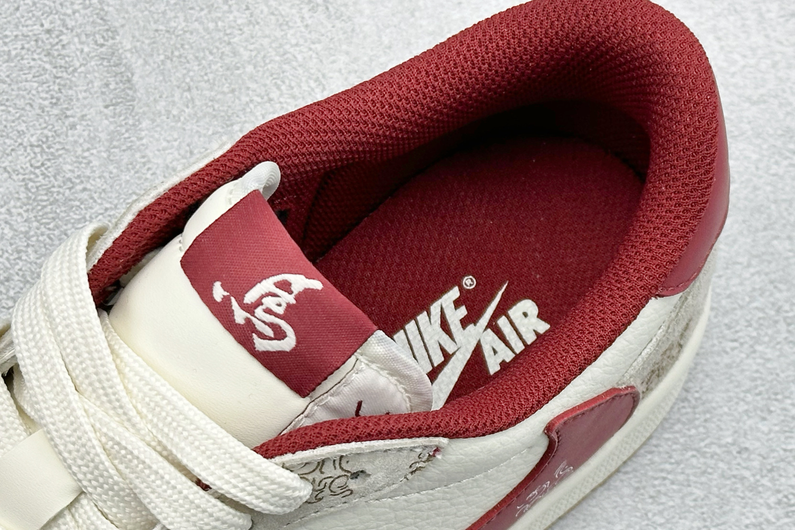 马年限定 TS x Air Jordan AJ1 Low 米白+酒红配色的花纹细节完美融合 DF61-9005 马年限定 TS x Air Jordan AJ1 Low 米白+酒红配色的花纹细节完美融合 DF61-9005