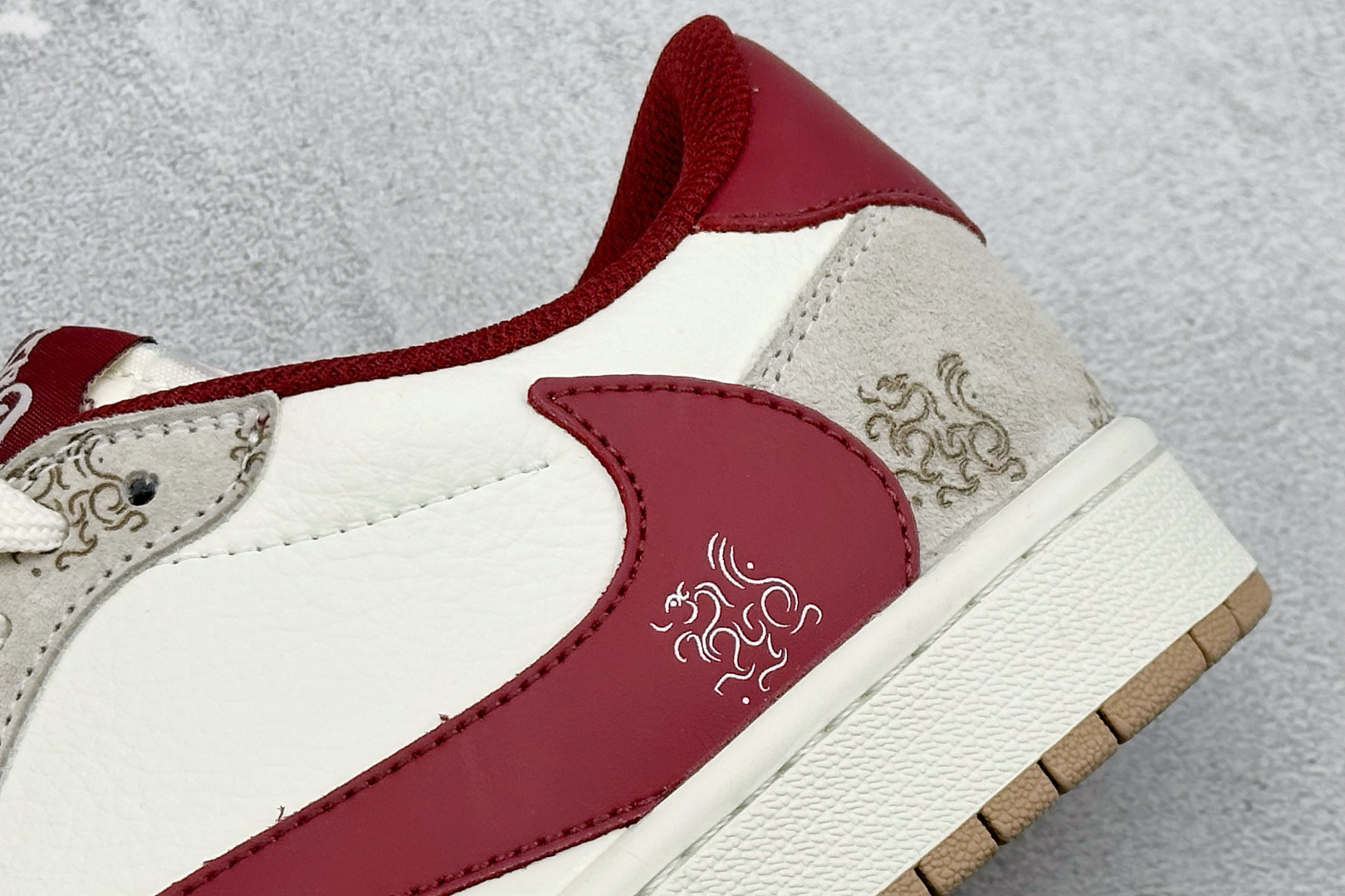 马年限定 TS x Air Jordan AJ1 Low 米白+酒红配色的花纹细节完美融合 DF61-9005 马年限定 TS x Air Jordan AJ1 Low 米白+酒红配色的花纹细节完美融合 DF61-9005