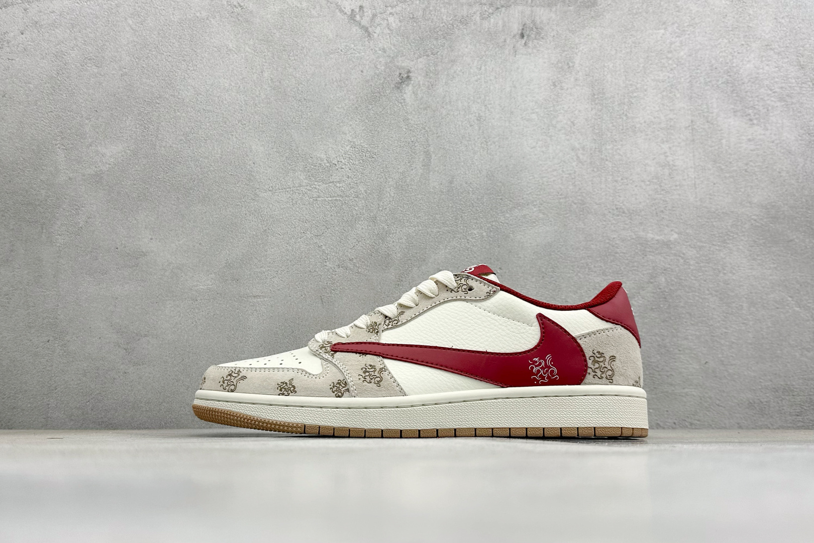 马年限定 TS x Air Jordan AJ1 Low 米白+酒红配色的花纹细节完美融合 DF61-9005 马年限定 TS x Air Jordan AJ1 Low 米白+酒红配色的花纹细节完美融合 DF61-9005