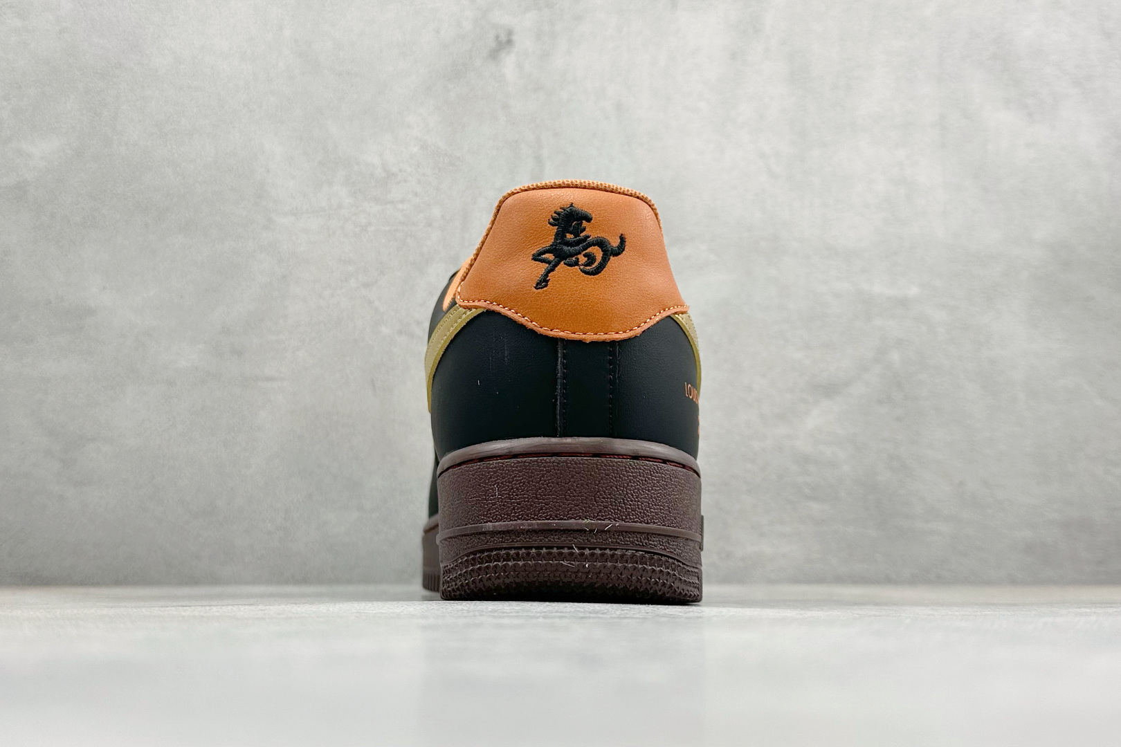 SC版NIke Air Force 1 '07 Low “马年限定--玄黑赤金” 空军一号低帮 FV3694-101 SC版NIke Air Force 1 '07 Low “马年限定--玄黑赤金” 空军一号低帮 FV3694-101