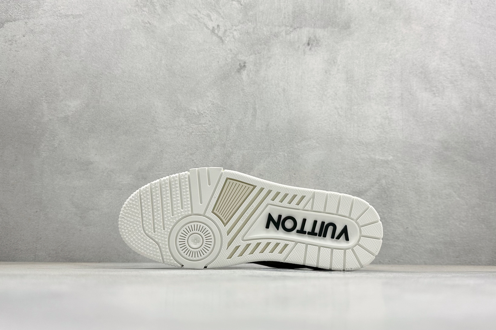 YS纯原LOUISVUITTONTrainer牛皮革圆头系带低帮板鞋 YS纯原LOUISVUITTONTrainer牛皮革圆头系带低帮板鞋