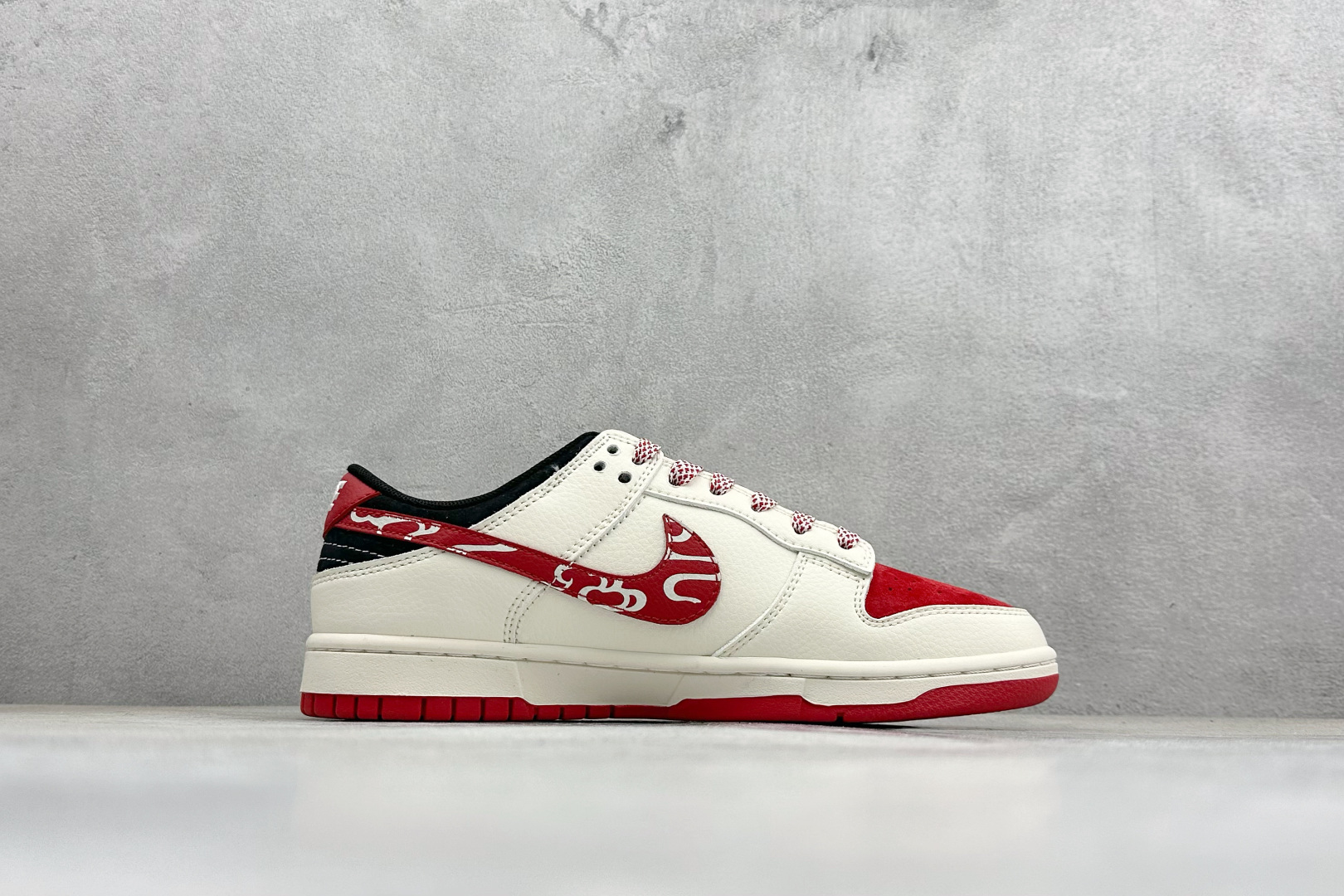 Nike SB Dunk Low 马年限定款 高端定制 低帮休闲板鞋 FC1688-244 Nike SB Dunk Low 马年限定款 高端定制 低帮休闲板鞋 FC1688-244