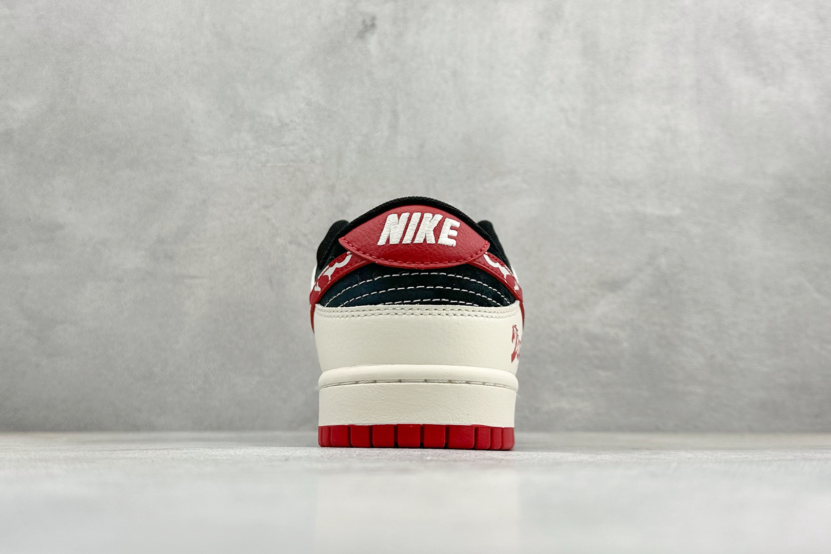 Nike SB Dunk Low 马年限定款 高端定制 低帮休闲板鞋 FC1688-244 Nike SB Dunk Low 马年限定款 高端定制 低帮休闲板鞋 FC1688-244