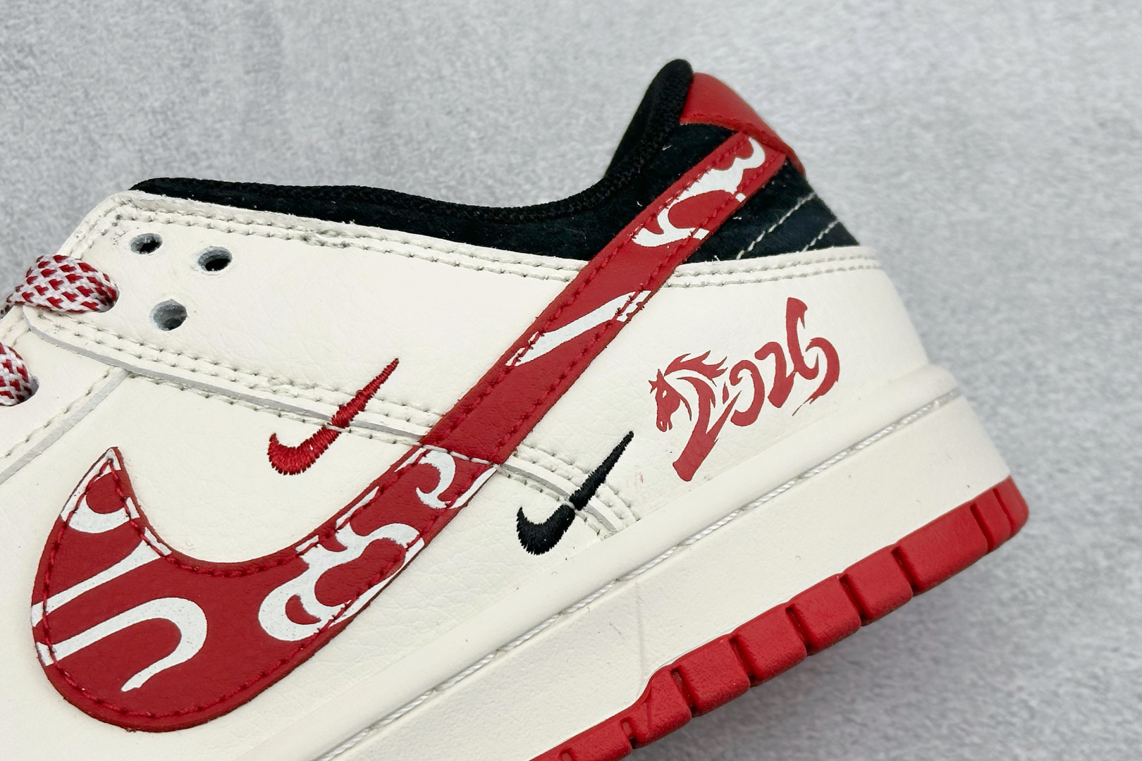 Nike SB Dunk Low 马年限定款 高端定制 低帮休闲板鞋 FC1688-244 Nike SB Dunk Low 马年限定款 高端定制 低帮休闲板鞋 FC1688-244