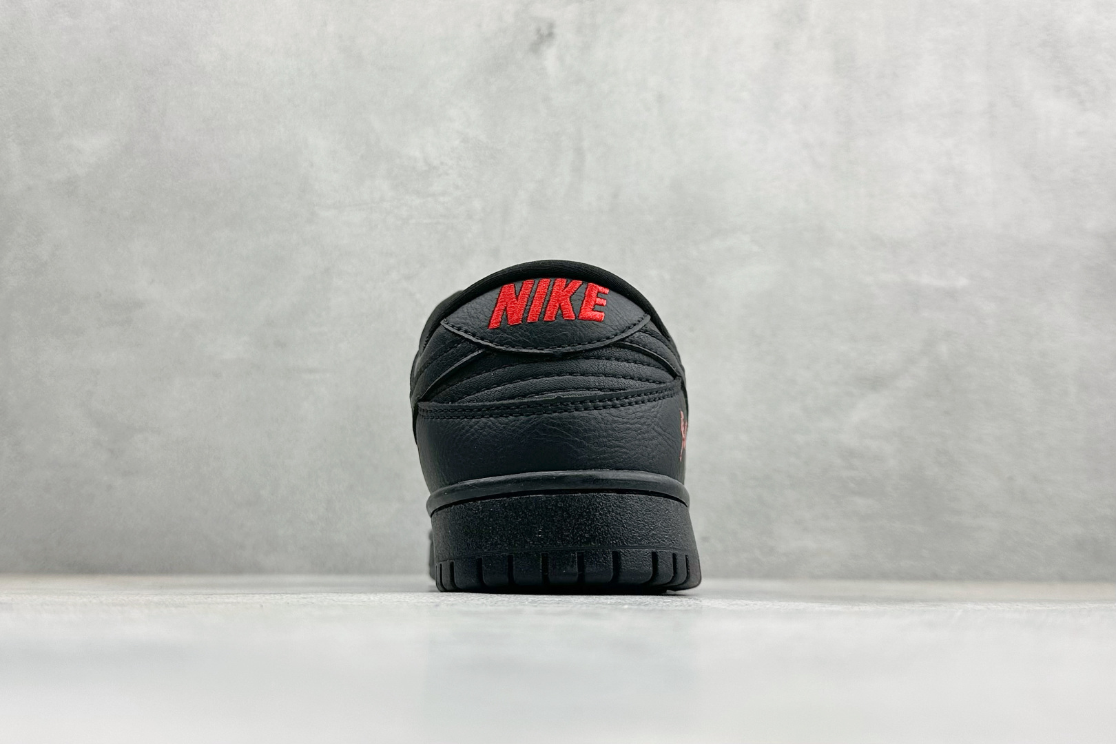 Nike SB Dunk Low ”马年限定款“——黑红” 高端定制 低帮休闲板鞋 YF9511-925 Nike SB Dunk Low ”马年限定款“——黑红” 高端定制 低帮休闲板鞋 YF9511-925