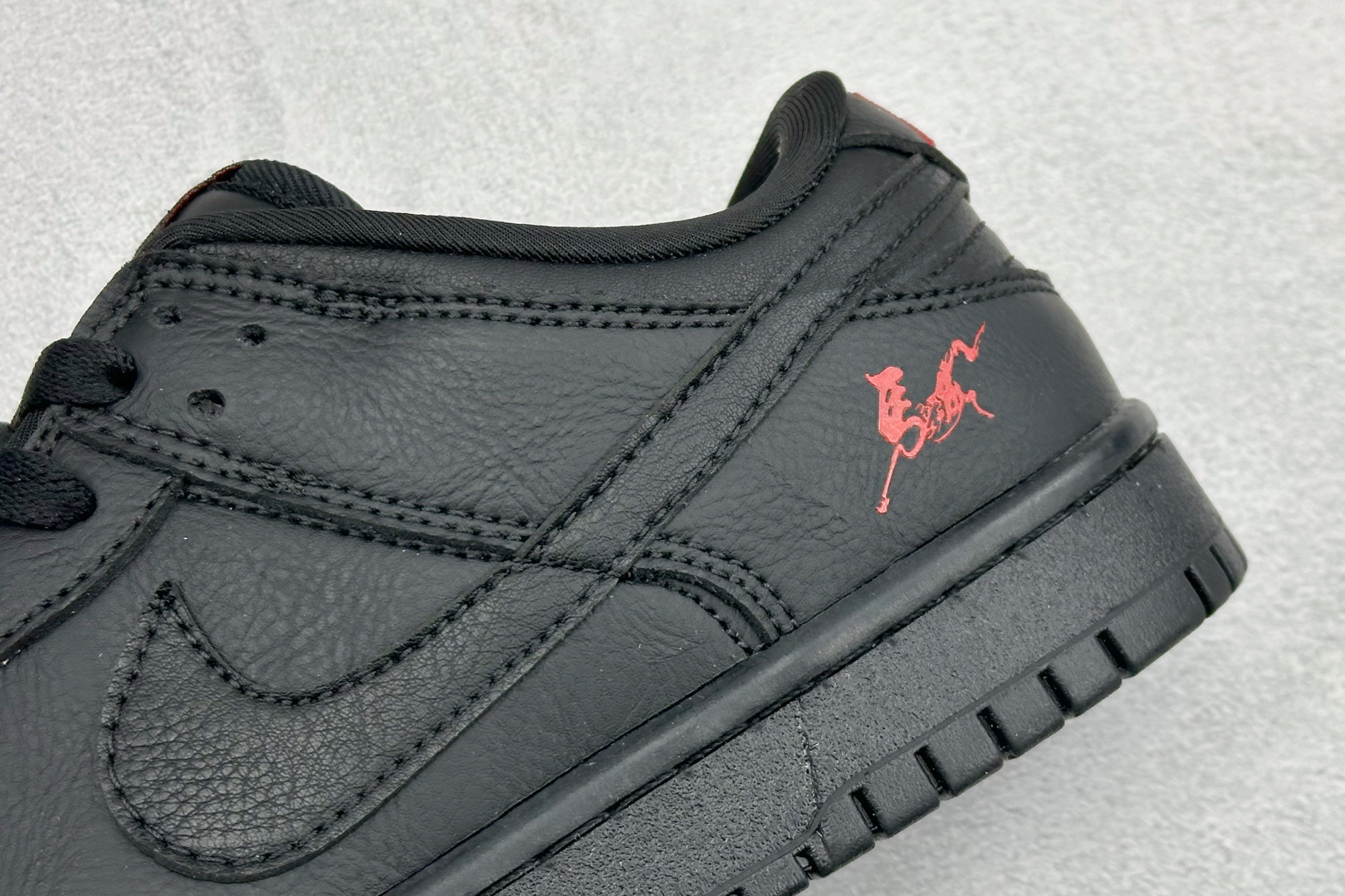 Nike SB Dunk Low ”马年限定款“——黑红” 高端定制 低帮休闲板鞋 YF9511-925 Nike SB Dunk Low ”马年限定款“——黑红” 高端定制 低帮休闲板鞋 YF9511-925