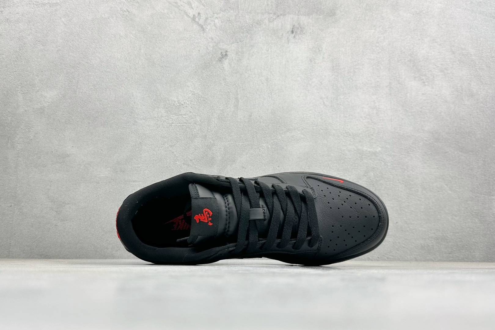 Nike SB Dunk Low ”马年限定款“——黑红” 高端定制 低帮休闲板鞋 YF9511-925 Nike SB Dunk Low ”马年限定款“——黑红” 高端定制 低帮休闲板鞋 YF9511-925