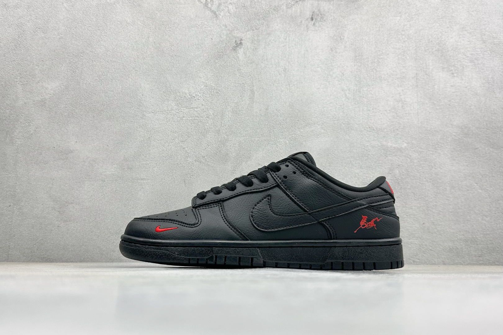 Nike SB Dunk Low ”马年限定款“——黑红” 高端定制 低帮休闲板鞋 YF9511-925 Nike SB Dunk Low ”马年限定款“——黑红” 高端定制 低帮休闲板鞋 YF9511-925