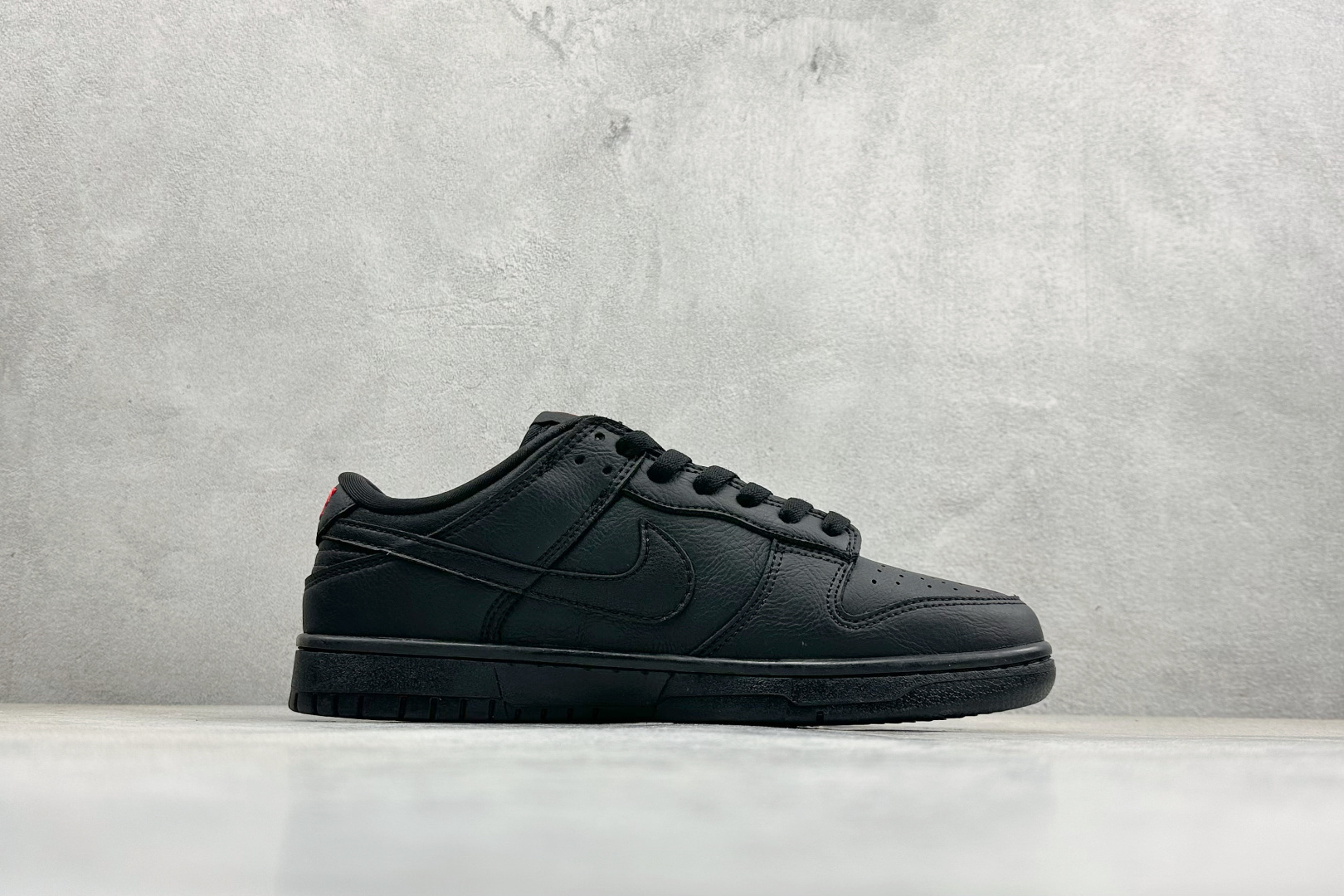 Nike SB Dunk Low ”马年限定款“——黑红” 高端定制 低帮休闲板鞋 YF9511-925 Nike SB Dunk Low ”马年限定款“——黑红” 高端定制 低帮休闲板鞋 YF9511-925