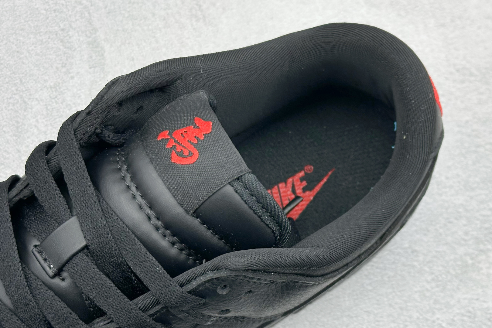 Nike SB Dunk Low ”马年限定款“——黑红” 高端定制 低帮休闲板鞋 YF9511-925 Nike SB Dunk Low ”马年限定款“——黑红” 高端定制 低帮休闲板鞋 YF9511-925