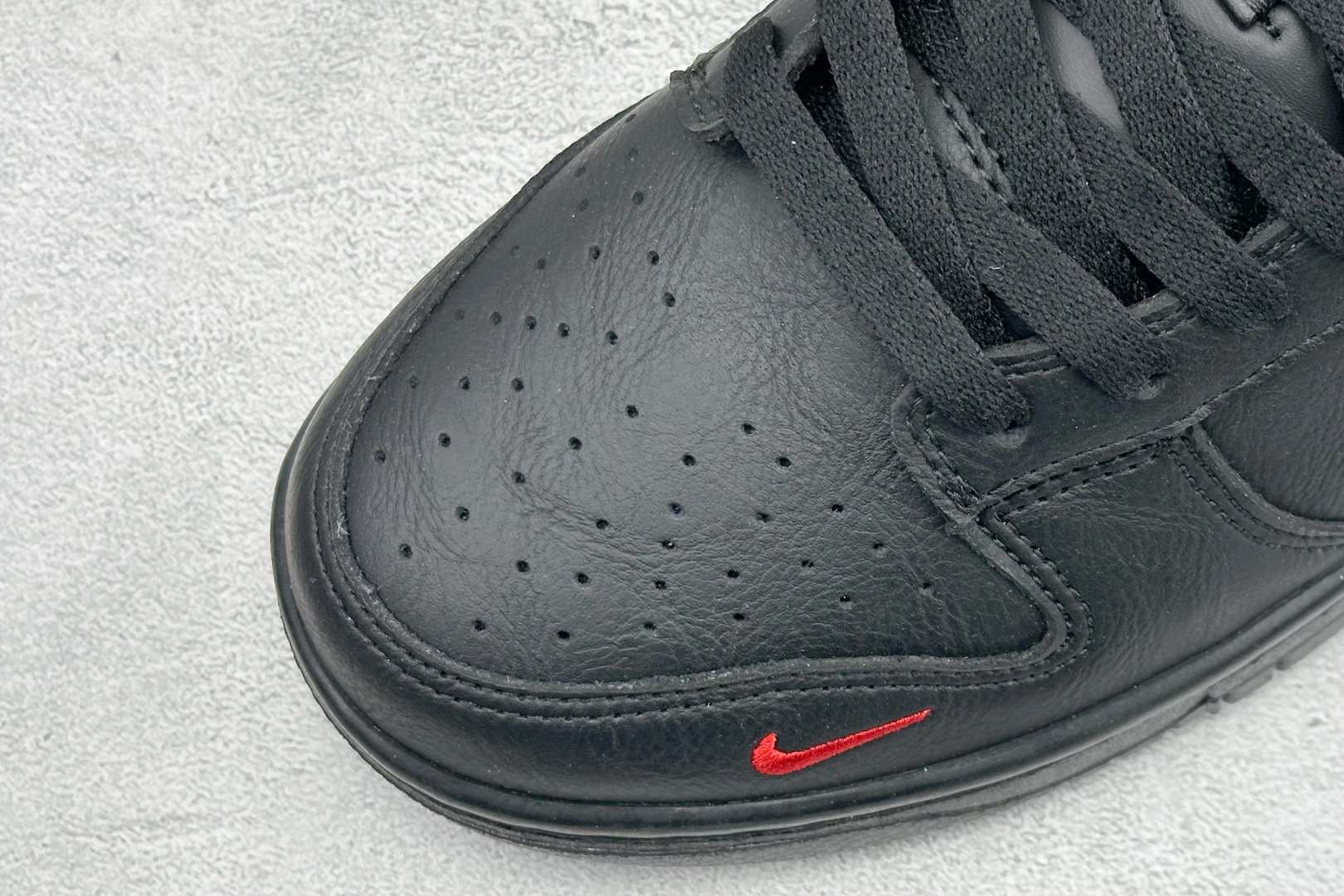 Nike SB Dunk Low ”马年限定款“——黑红” 高端定制 低帮休闲板鞋 YF9511-925 Nike SB Dunk Low ”马年限定款“——黑红” 高端定制 低帮休闲板鞋 YF9511-925