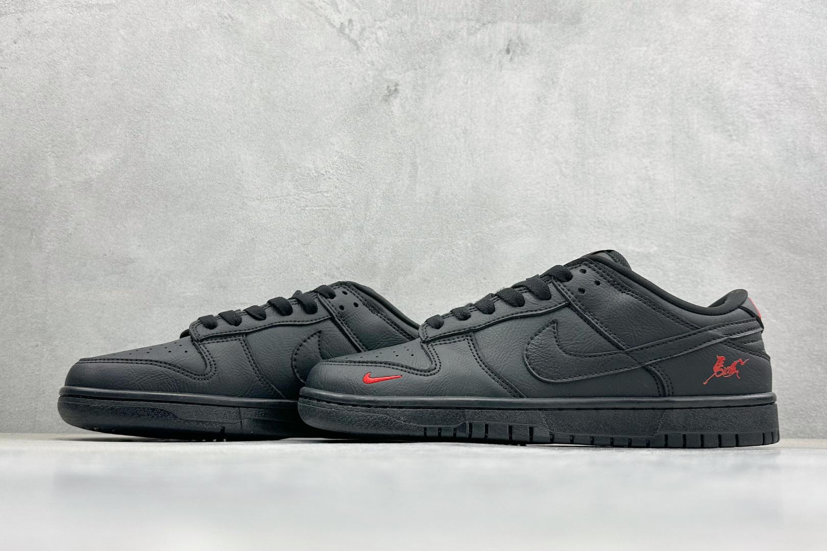Nike SB Dunk Low ”马年限定款“——黑红” 高端定制 低帮休闲板鞋 YF9511-925 Nike SB Dunk Low ”马年限定款“——黑红” 高端定制 低帮休闲板鞋 YF9511-925