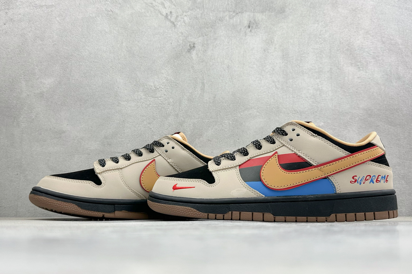 Nike SB Dunk Low “Supreme联名——创意彩虹拼接” 高端定制 低帮休闲板鞋 SJ8888-008 Nike SB Dunk Low “Supreme联名——创意彩虹拼接” 高端定制 低帮休闲板鞋 SJ8888-008