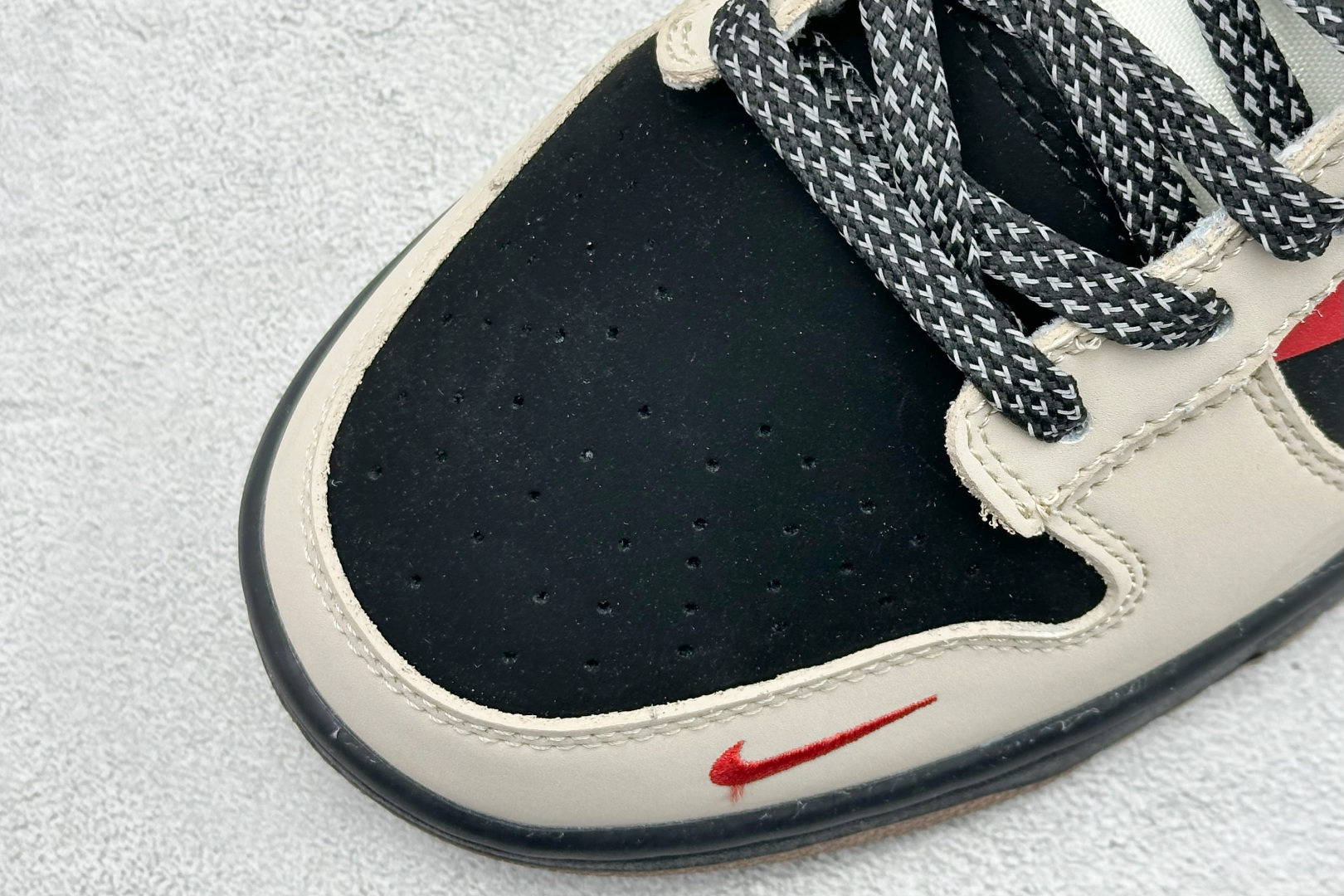 Nike SB Dunk Low “Supreme联名——创意彩虹拼接” 高端定制 低帮休闲板鞋 SJ8888-008 Nike SB Dunk Low “Supreme联名——创意彩虹拼接” 高端定制 低帮休闲板鞋 SJ8888-008