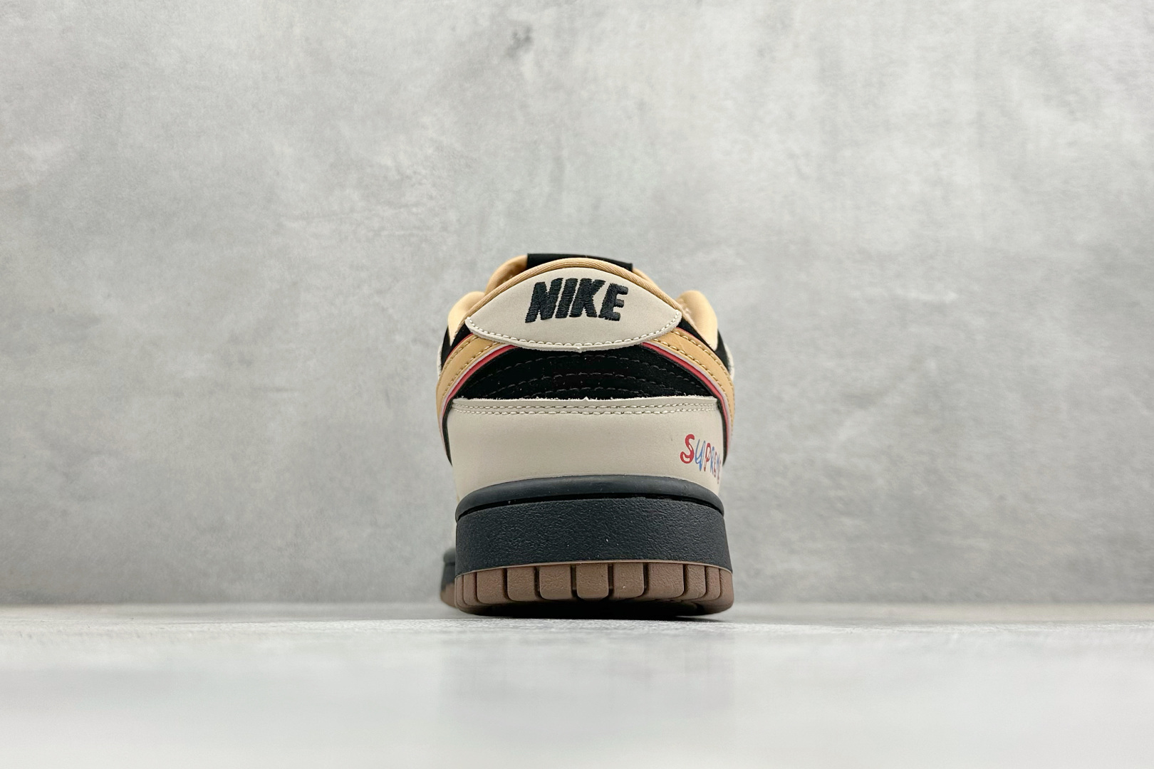 Nike SB Dunk Low “Supreme联名——创意彩虹拼接” 高端定制 低帮休闲板鞋 SJ8888-008 Nike SB Dunk Low “Supreme联名——创意彩虹拼接” 高端定制 低帮休闲板鞋 SJ8888-008