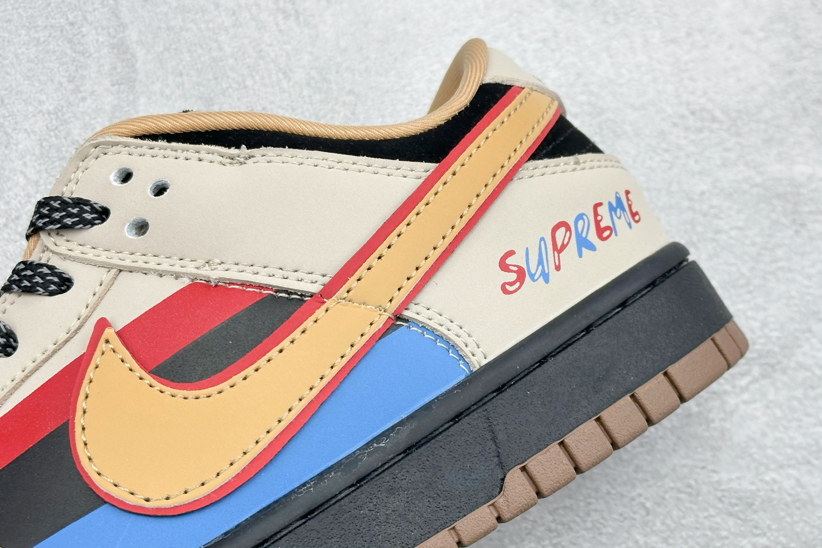 Nike SB Dunk Low “Supreme联名——创意彩虹拼接” 高端定制 低帮休闲板鞋 SJ8888-008 Nike SB Dunk Low “Supreme联名——创意彩虹拼接” 高端定制 低帮休闲板鞋 SJ8888-008