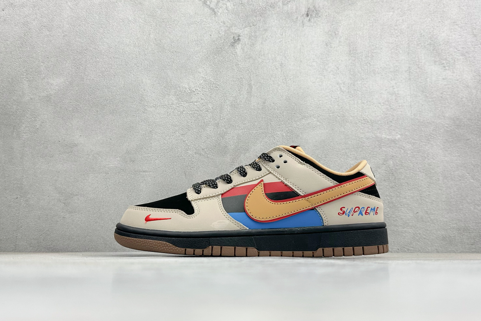 Nike SB Dunk Low “Supreme联名——创意彩虹拼接” 高端定制 低帮休闲板鞋 SJ8888-008 Nike SB Dunk Low “Supreme联名——创意彩虹拼接” 高端定制 低帮休闲板鞋 SJ8888-008