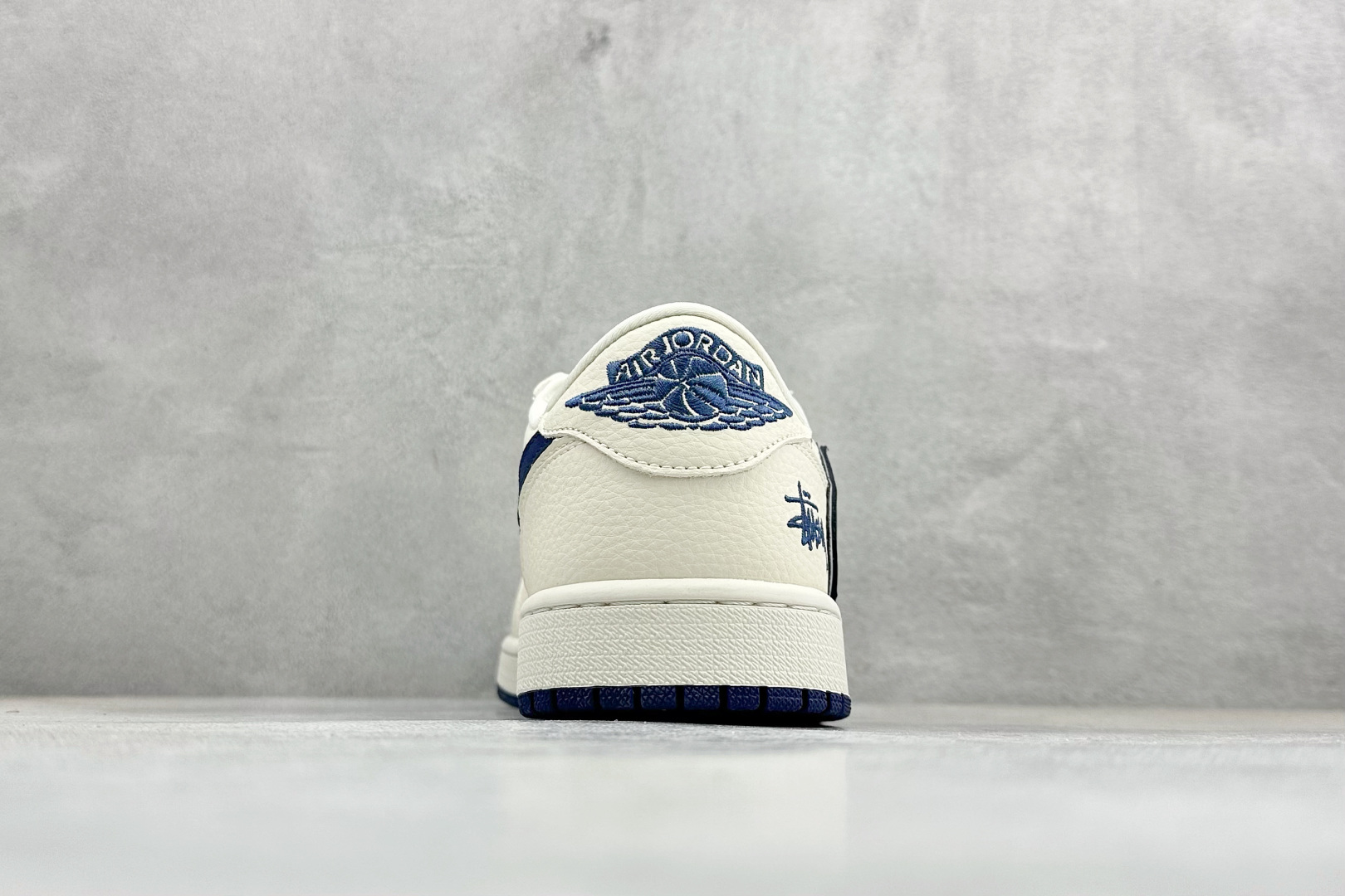 Air Jordan 1 Low AJ1 乔1联名款 高端定制 低帮休闲板鞋 米白鞋 LD2028-065 Air Jordan 1 Low AJ1 乔1联名款 高端定制 低帮休闲板鞋 米白鞋 LD2028-065