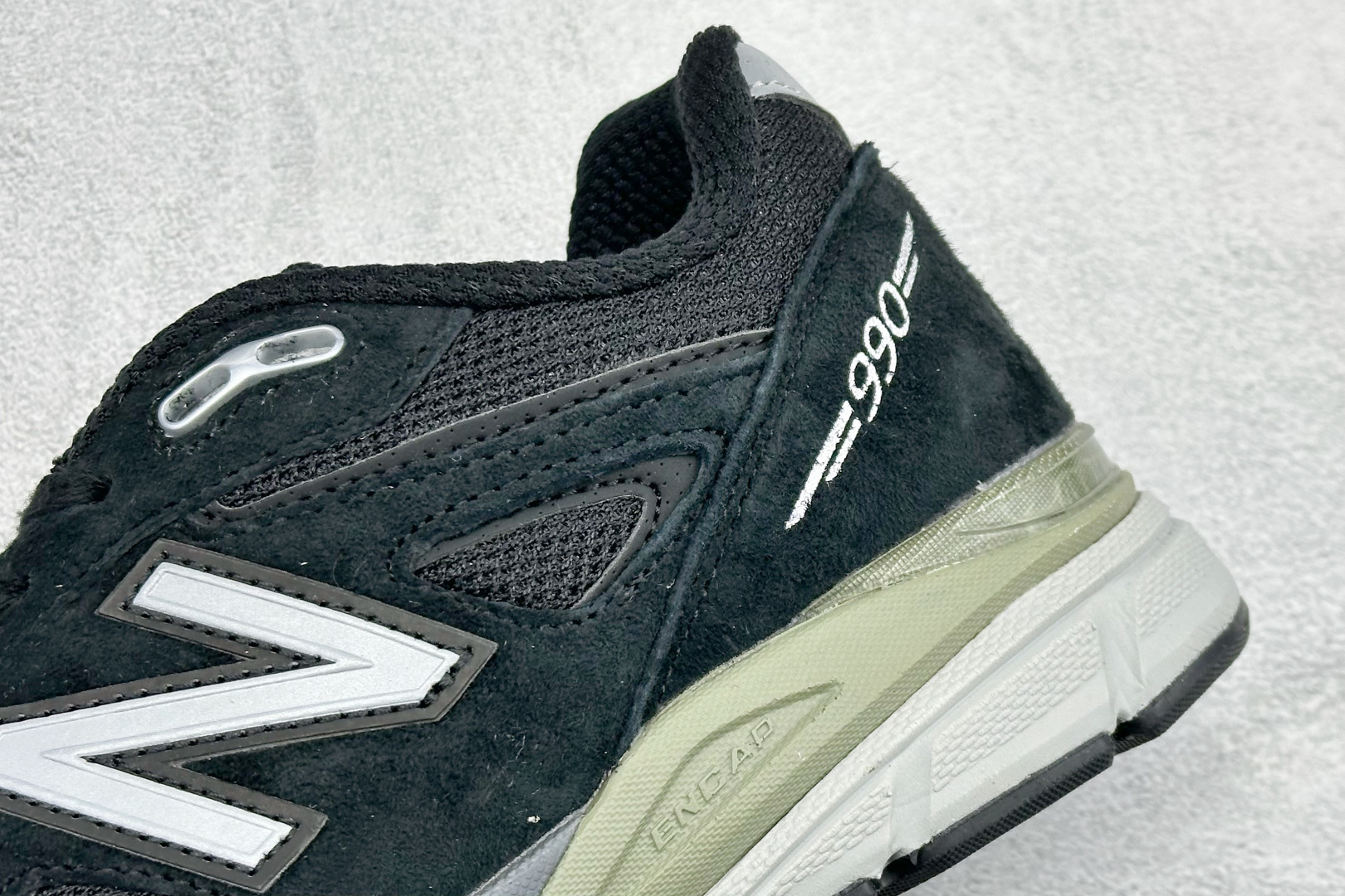 DS版New Balance 新百伦 990V4系列联名款复古休闲跑步鞋 M990BK4 DS版New Balance 新百伦 990V4系列联名款复古休闲跑步鞋 M990BK4