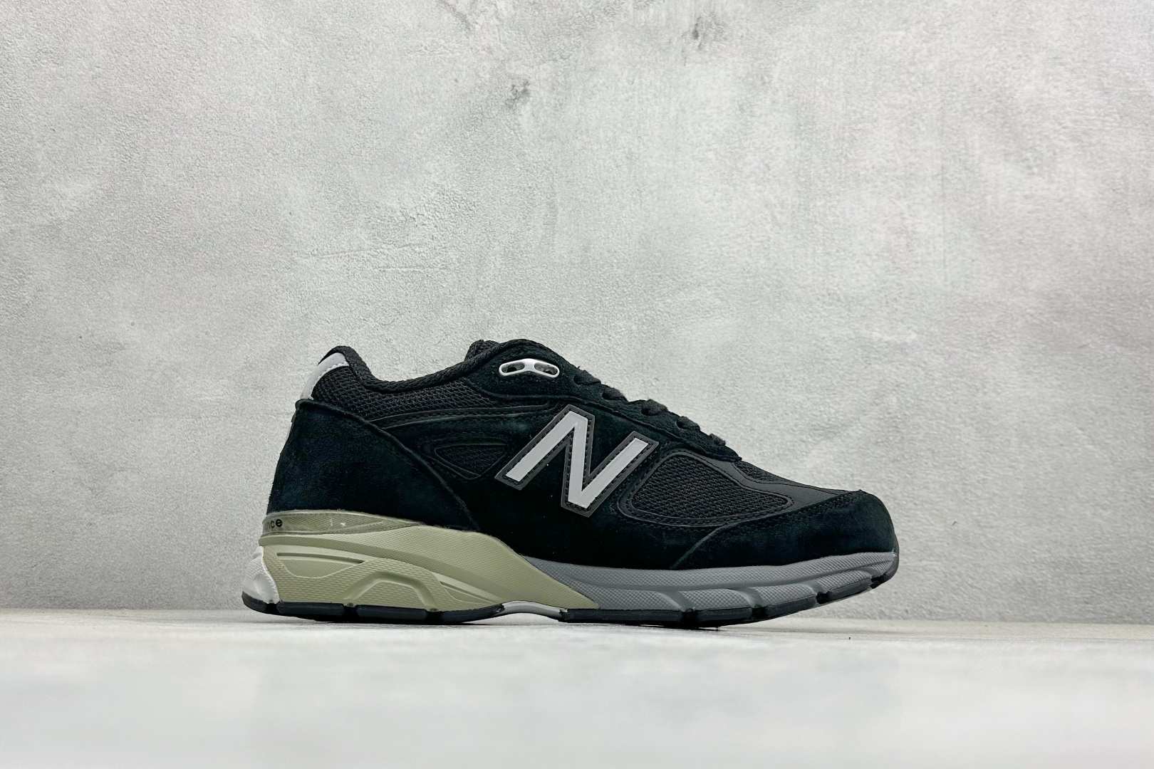 DS版New Balance 新百伦 990V4系列联名款复古休闲跑步鞋 M990BK4 DS版New Balance 新百伦 990V4系列联名款复古休闲跑步鞋 M990BK4