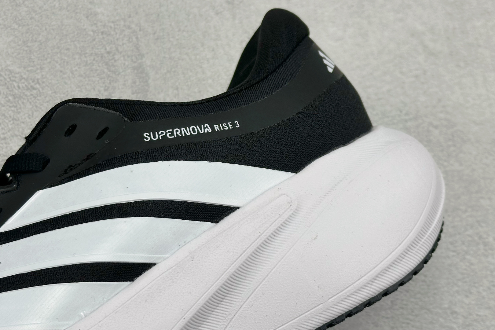 Adidas Supernova Solutione 3 M 阿迪透气缓震跑步鞋 KK1202 Adidas Supernova Solutione 3 M 阿迪透气缓震跑步鞋 KK1202
