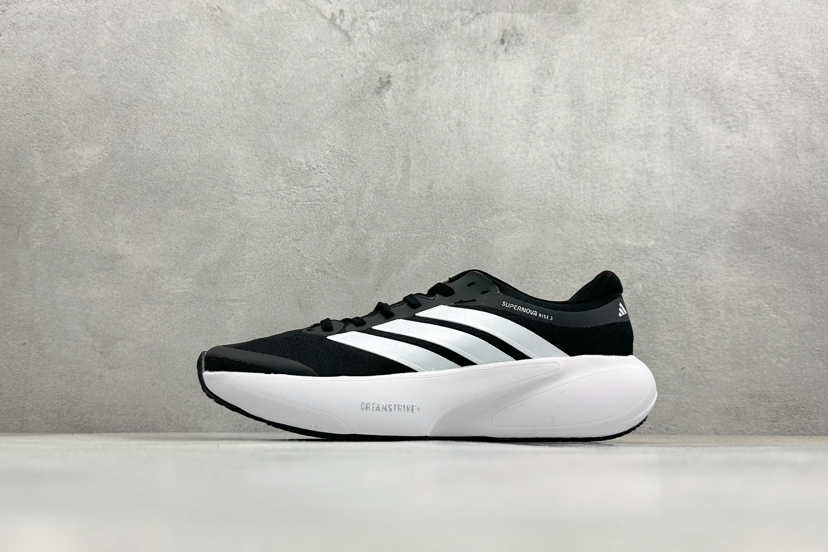 Adidas Supernova Solutione 3 M 阿迪透气缓震跑步鞋 KK1202 Adidas Supernova Solutione 3 M 阿迪透气缓震跑步鞋 KK1202