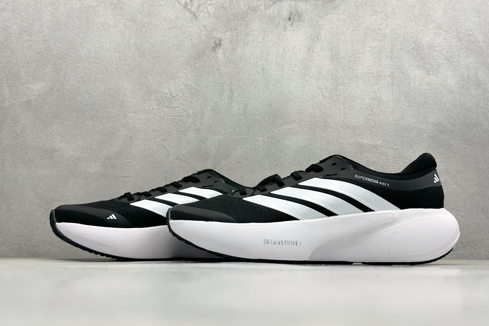 Adidas Supernova Solutione 3 M 阿迪透气缓震跑步鞋 KK1202 Adidas Supernova Solutione 3 M 阿迪透气缓震跑步鞋 KK1202
